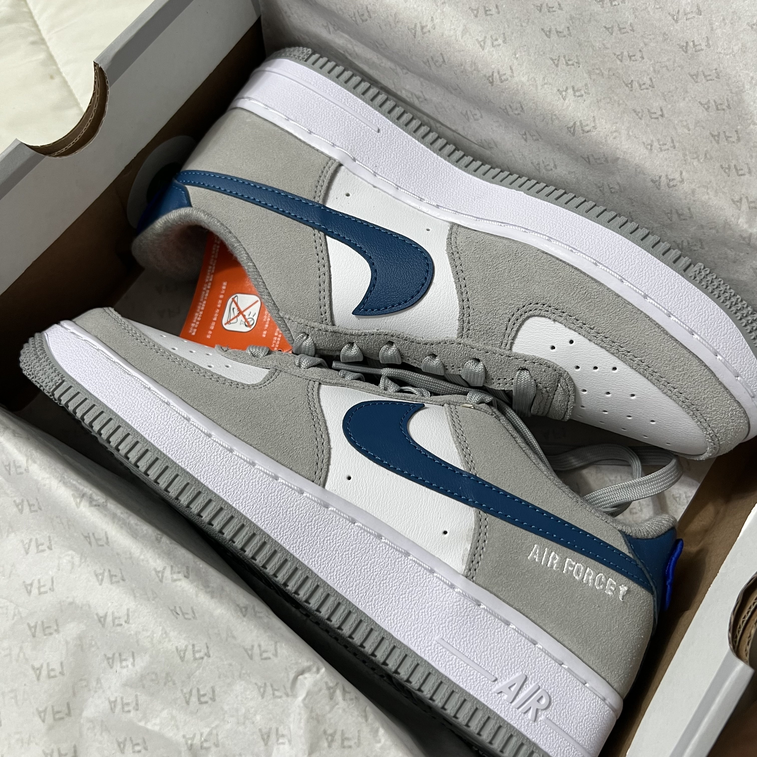 (GS) Nike Air Force 1 LV8 Athletic Club Light Smoke Grey Marina 착용 스타일 - 2