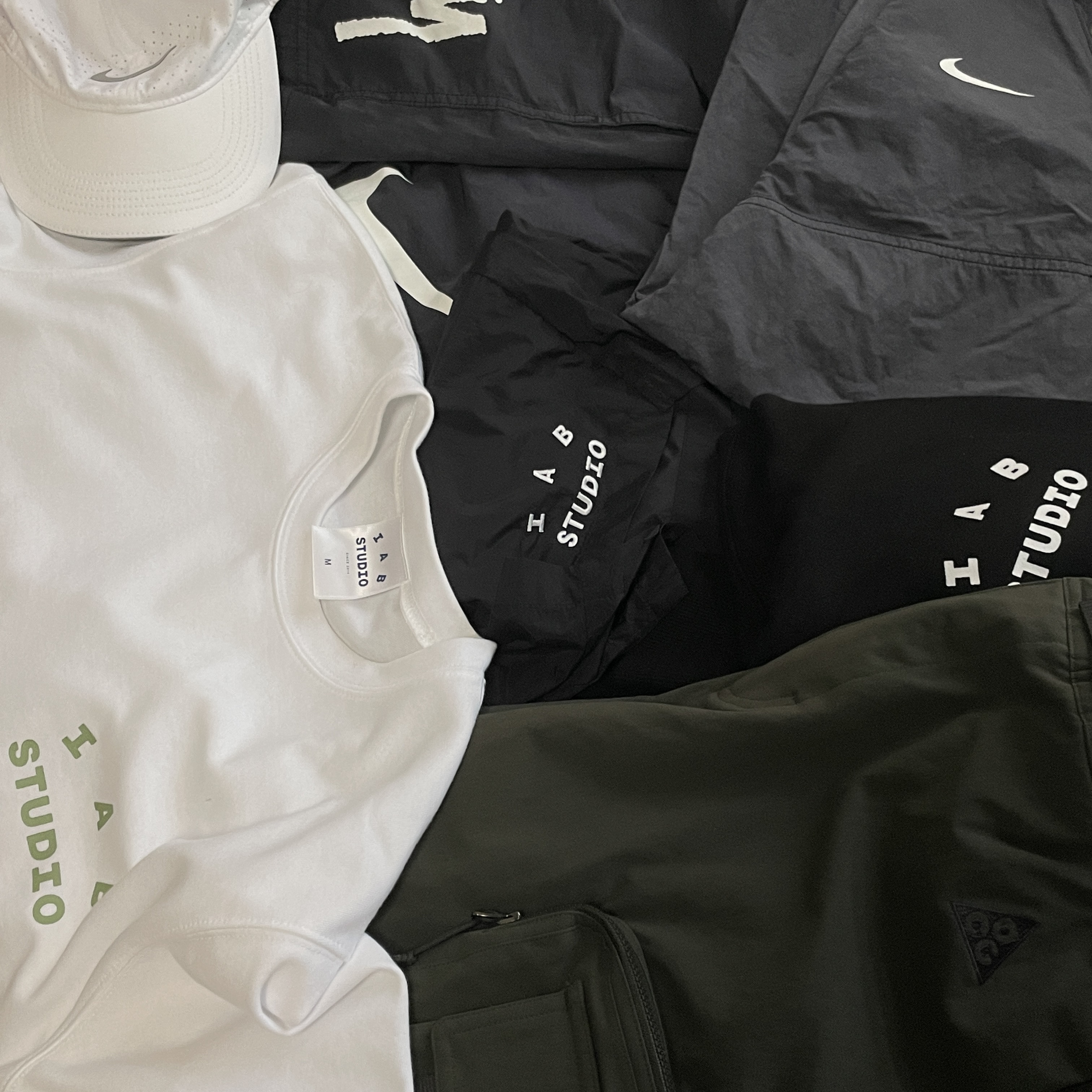 Nike ACG Cargo Shorts Sequoia - Asia, IAB Studio T-Shirt White Light Green 착용 스타일