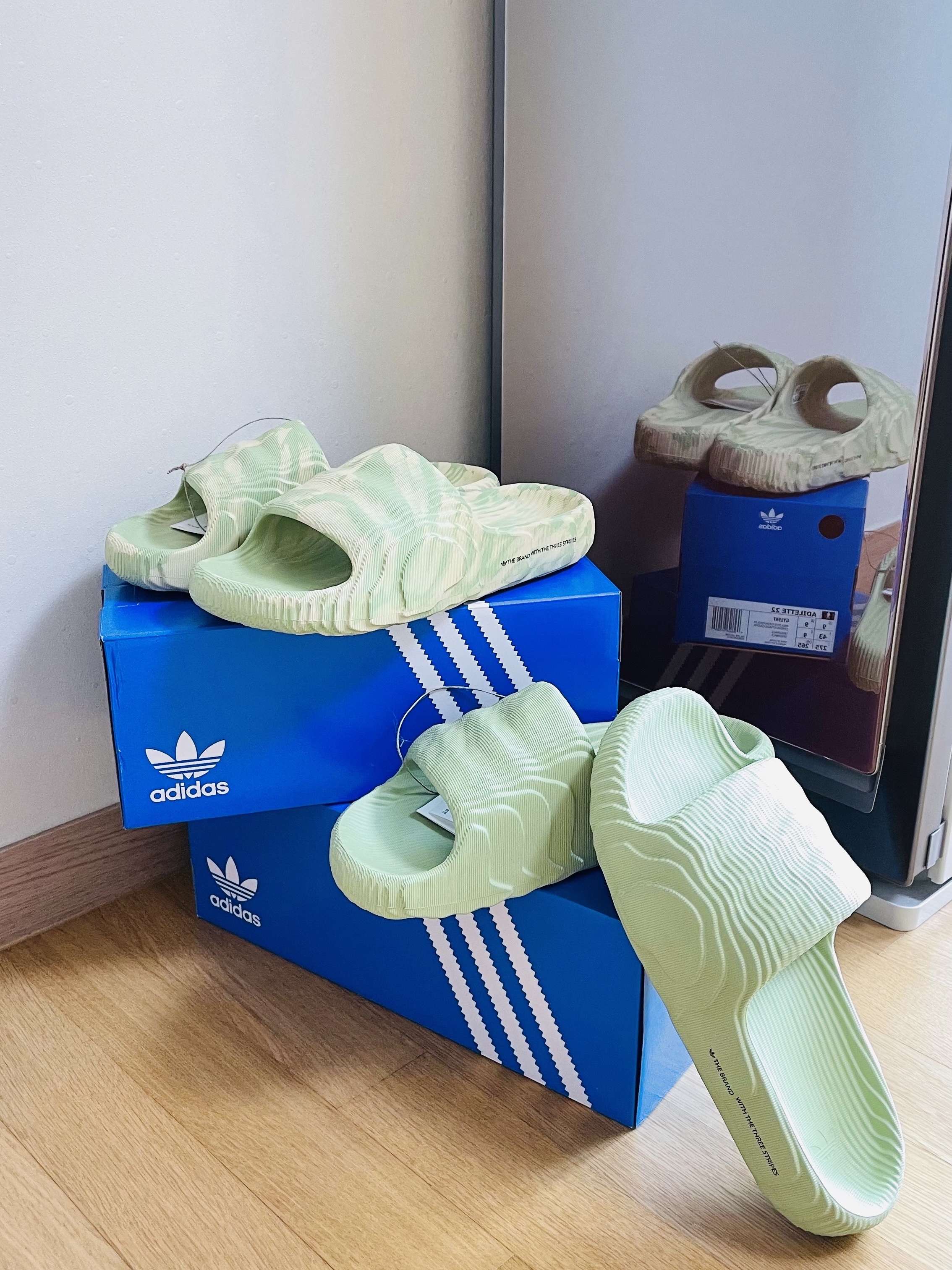 Adidas Adilette 22 Magic Lime Desert Sand, Adidas Adilette 22 Magic Lime 착용 스타일 - 2