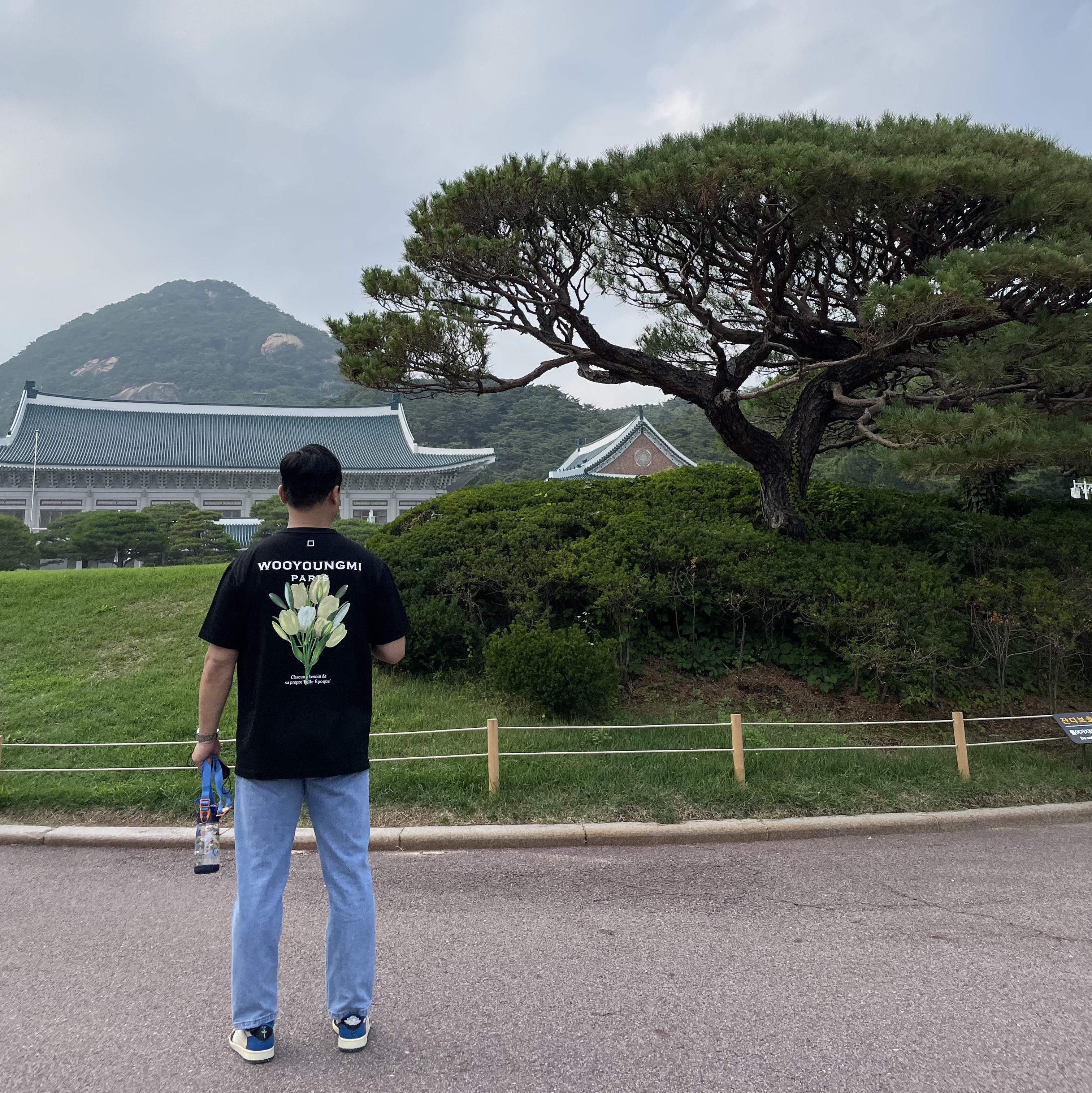 Wooyoungmi Flower Print Back Logo T-Shirt Black - 22SS, Jordan 1 x Travis Scott x Fragment Retro Low OG SP Military Blue 착용 스타일