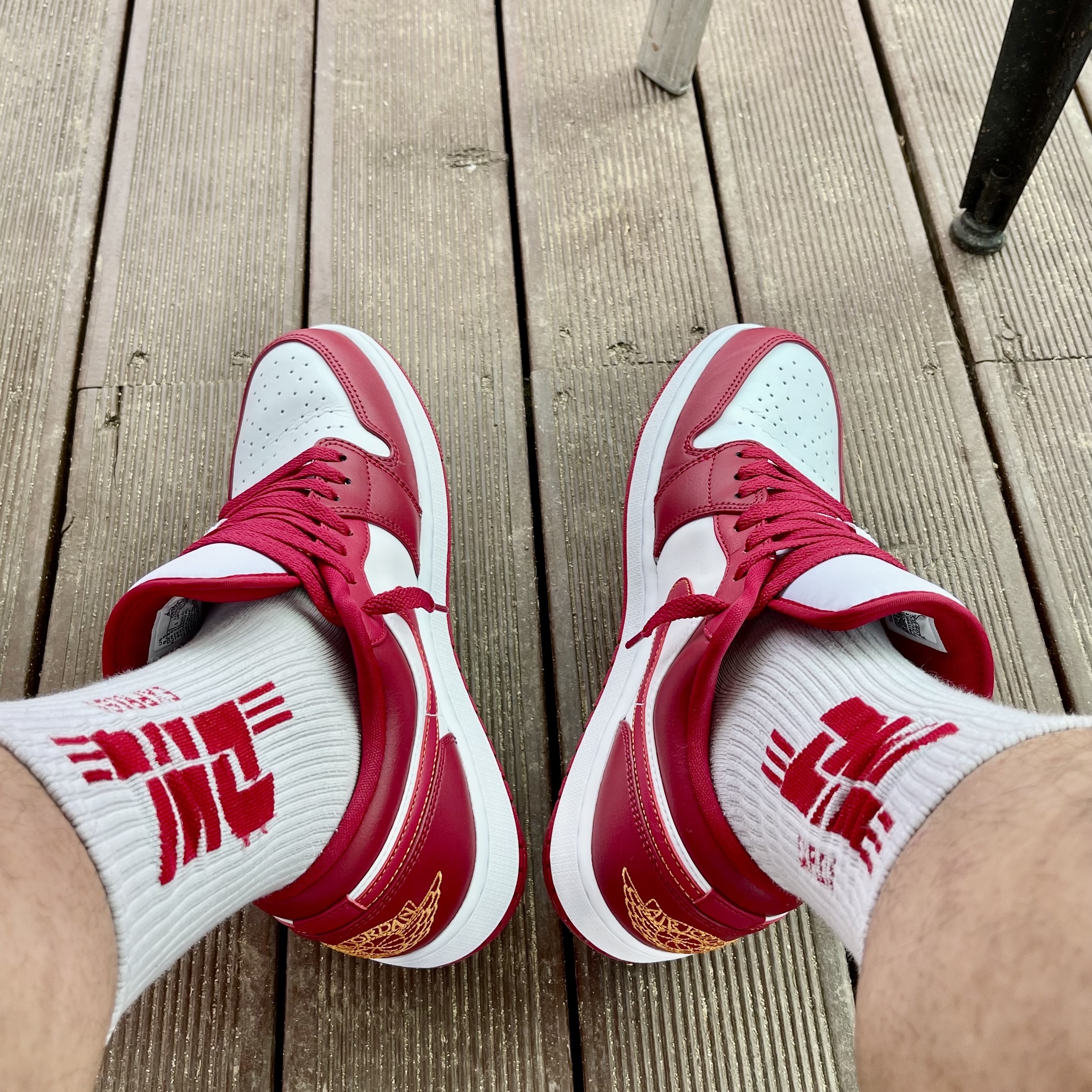 Jordan 1 Low Cardinal Red, Jordan 1 Low White Gym Red Black 착용 스타일 - 1