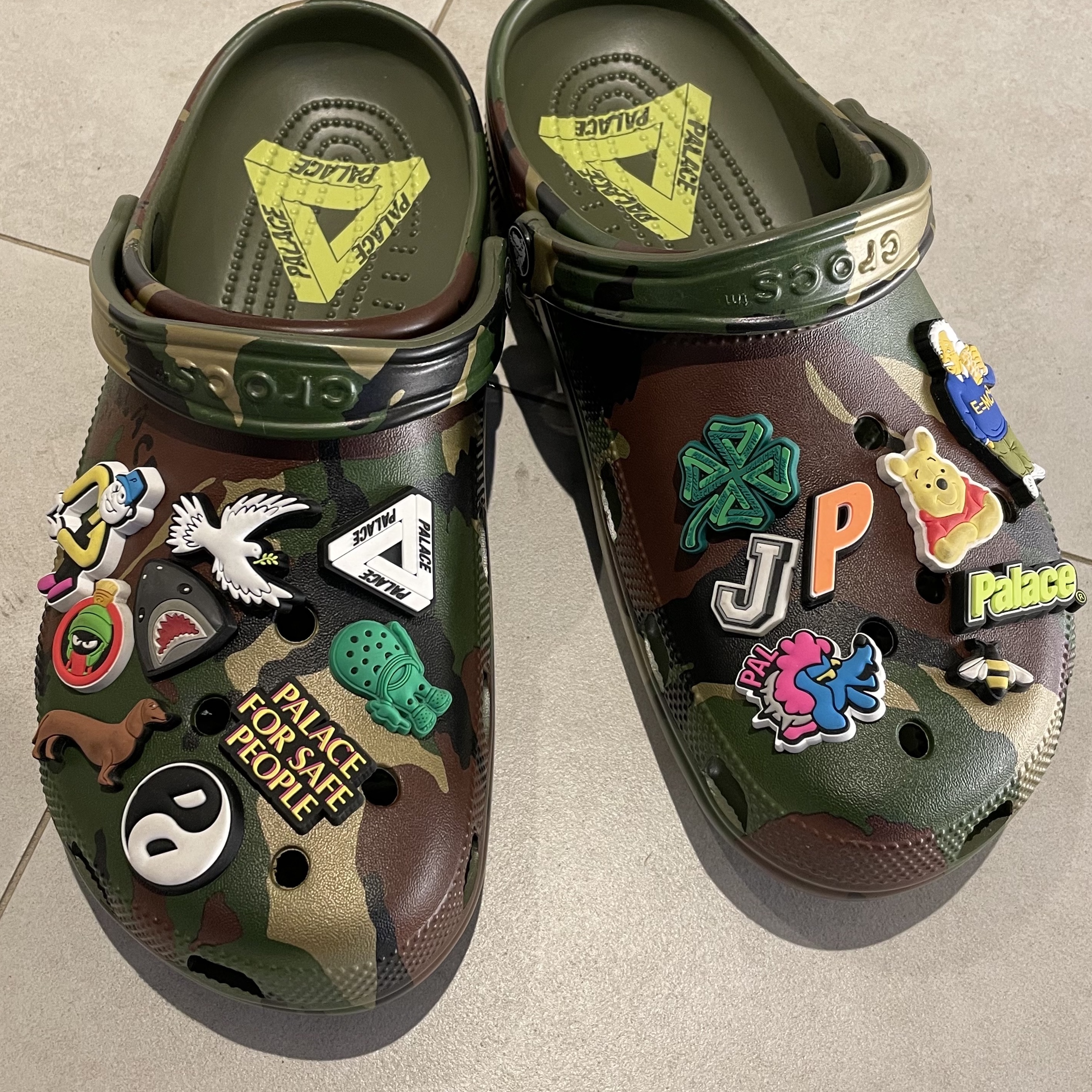 Crocs x Palace Classic Clog Woodland Camo 착용 스타일