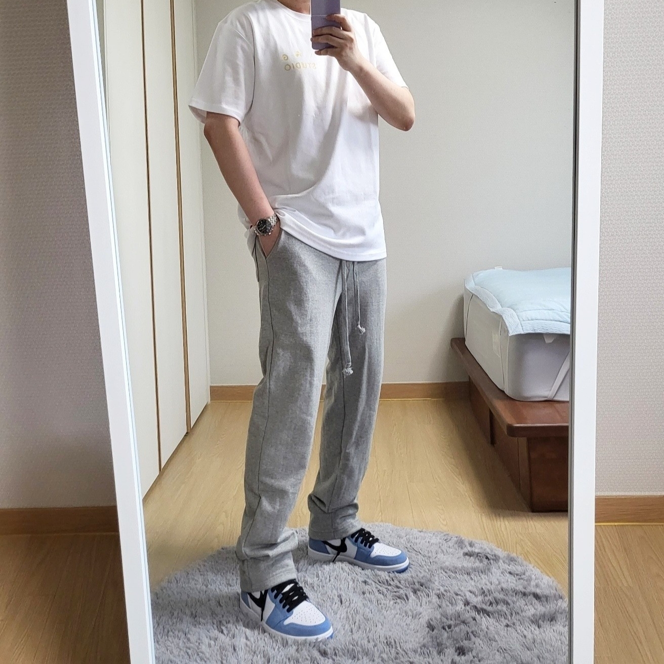 IAB Studio x Ottogi Mayonnaise 50th Anniversary T-Shirt White, Jordan 1 Retro High OG University Blue 착용 스타일