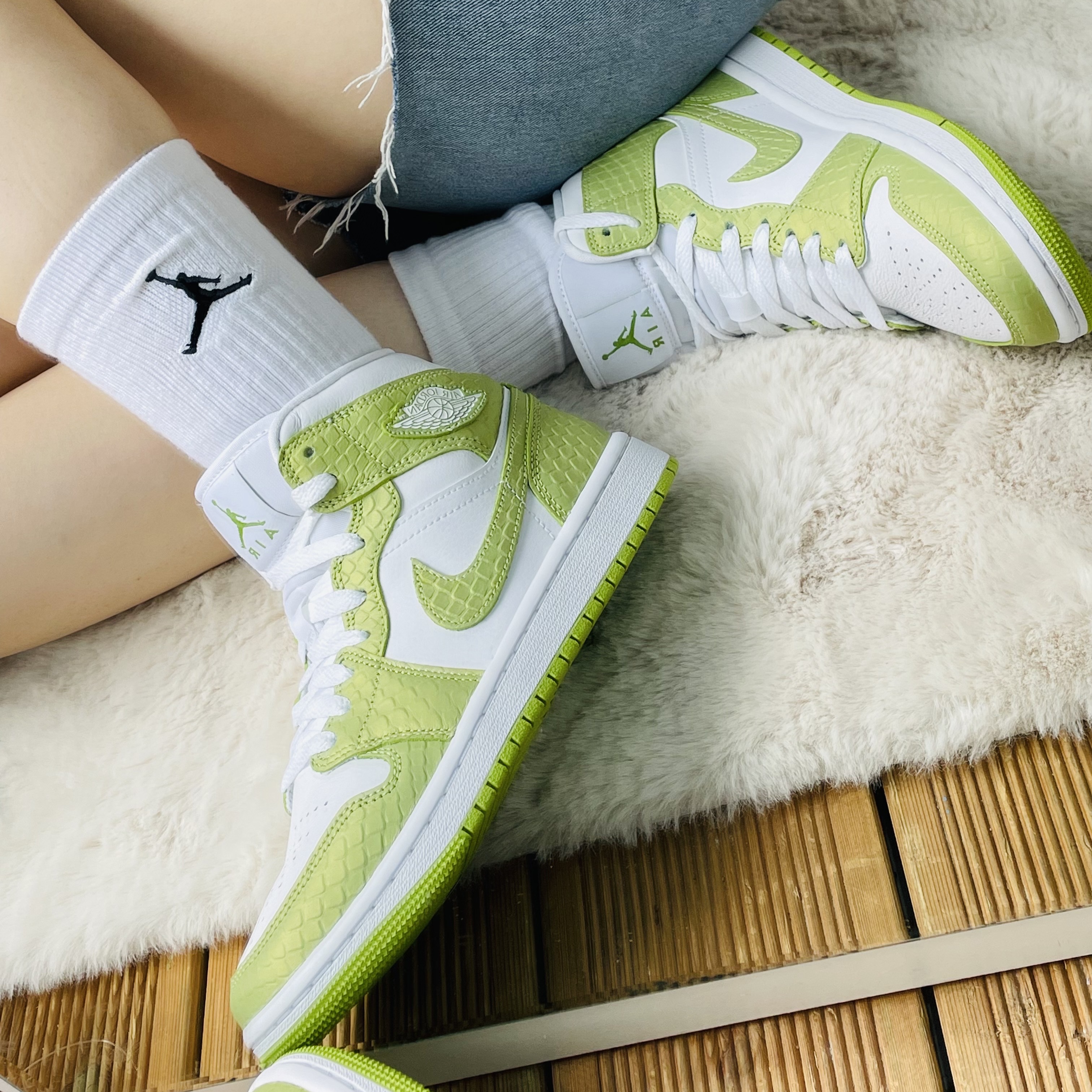 (W) Jordan 1 Mid SE Vivid Green 착용 스타일 - 3