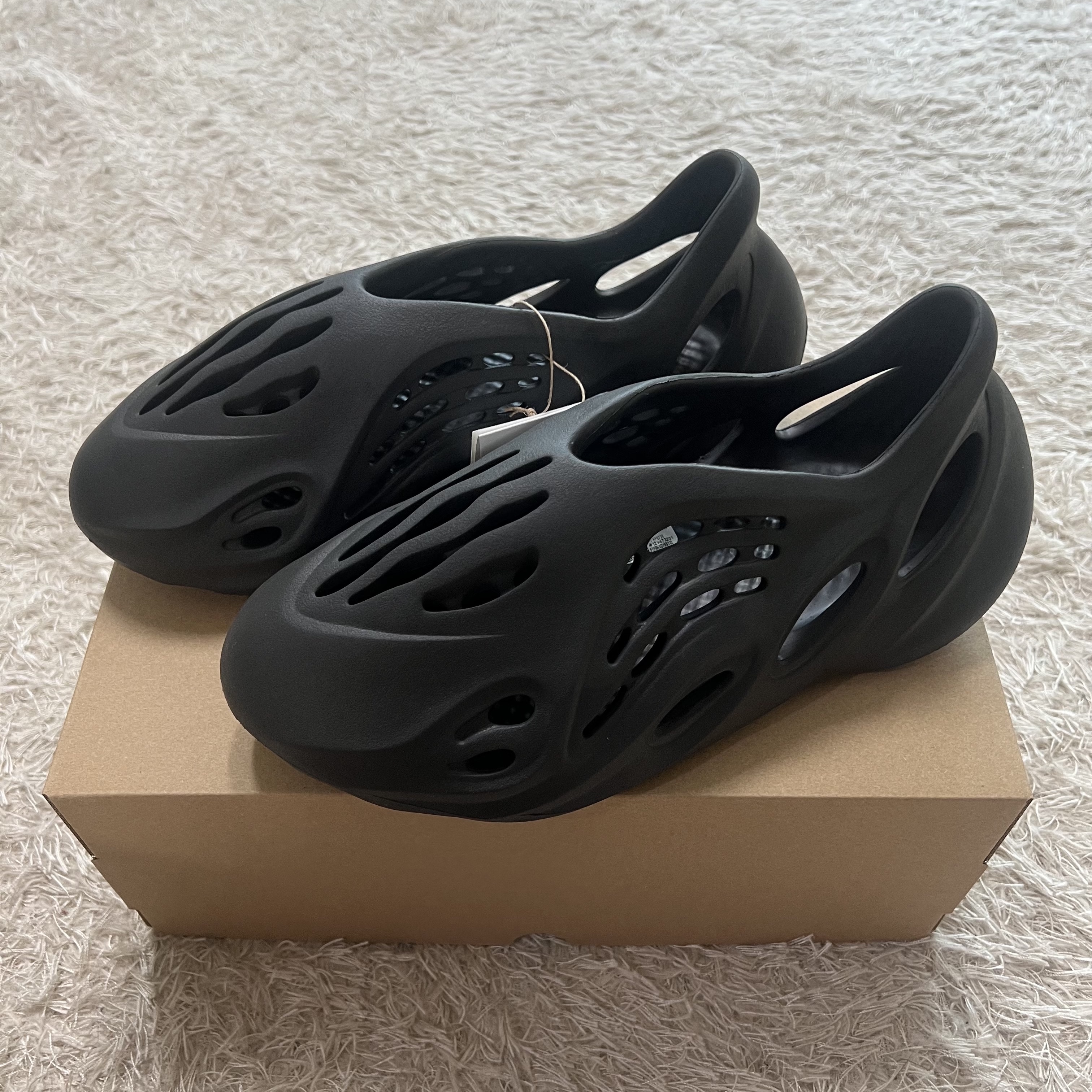 Adidas Yeezy Foam RNNR Onyx 착용 스타일