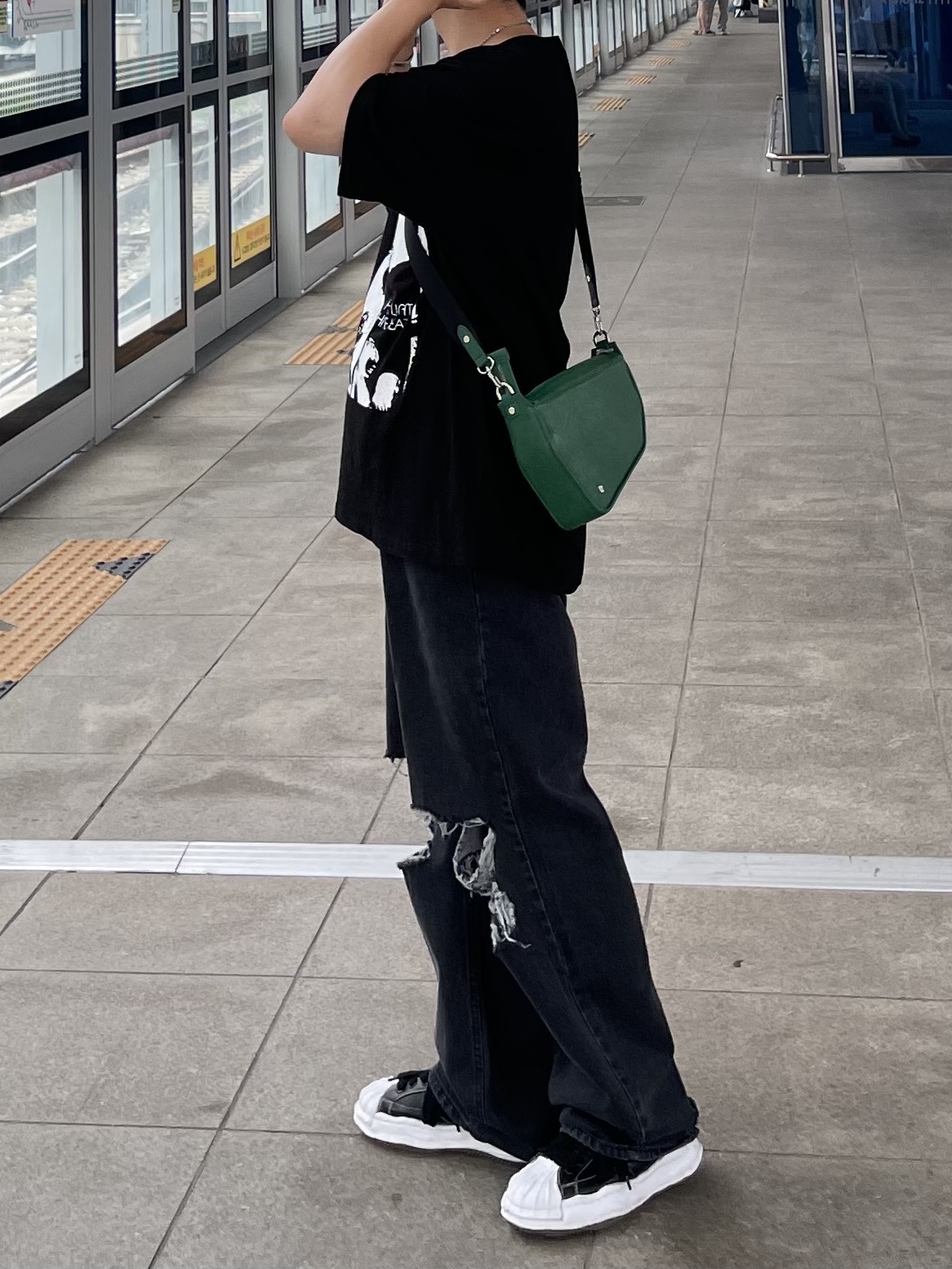 Maison Mihara Yasuhiro Blakey OG Sole Leather Low-top Sneakers Black, Maison Mihara Yasuhiro Blakey OG Sole Canvas Low-top Sneakers Black White 착용 스타일 - 1
