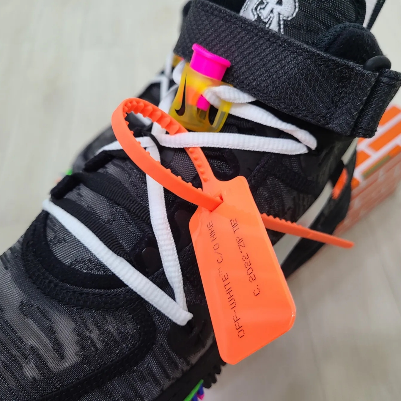 Nike x Off-White Air Force 1 Mid SP Black 착용 스타일 - 4
