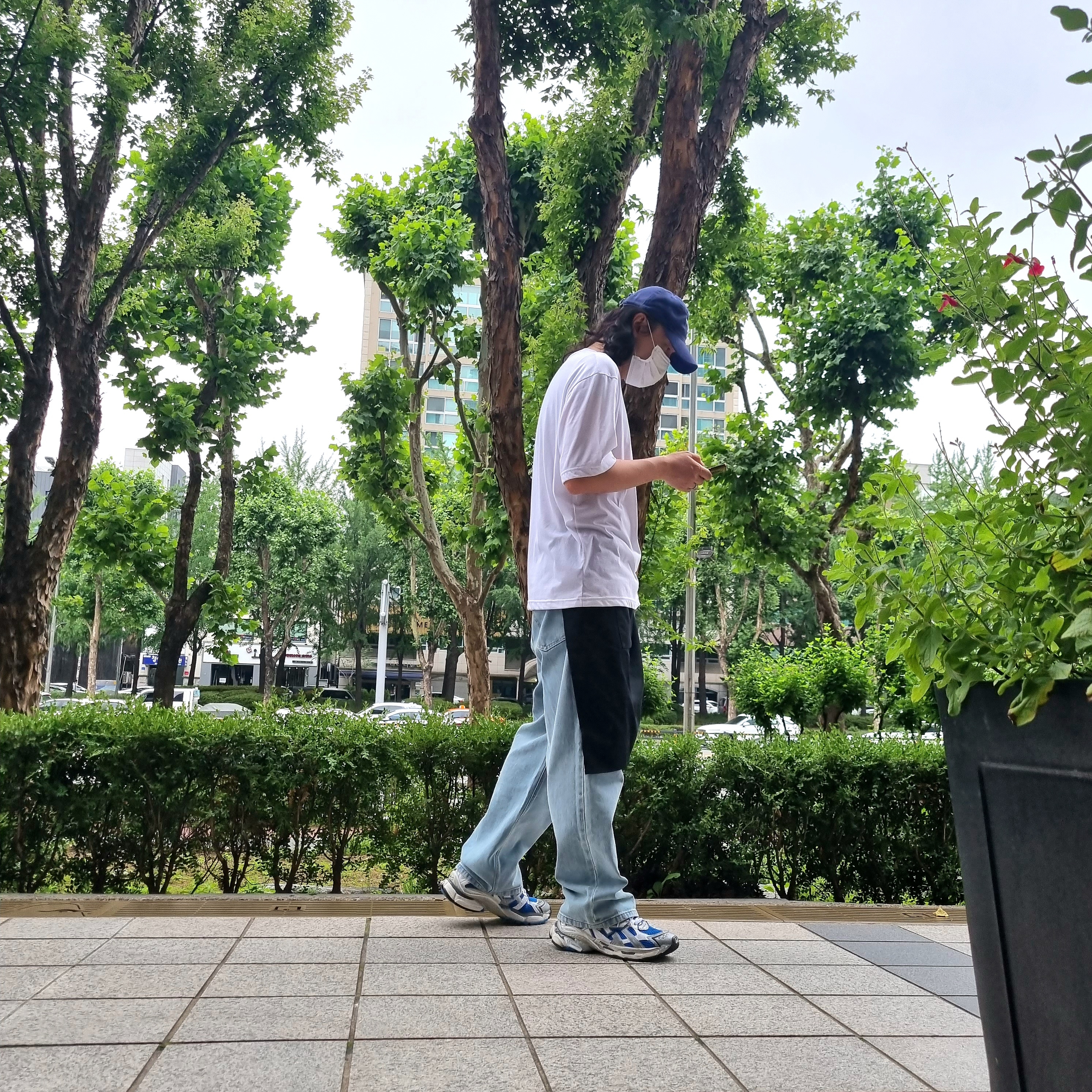 Balenciaga Runner Sneakers Blue White 착용 스타일