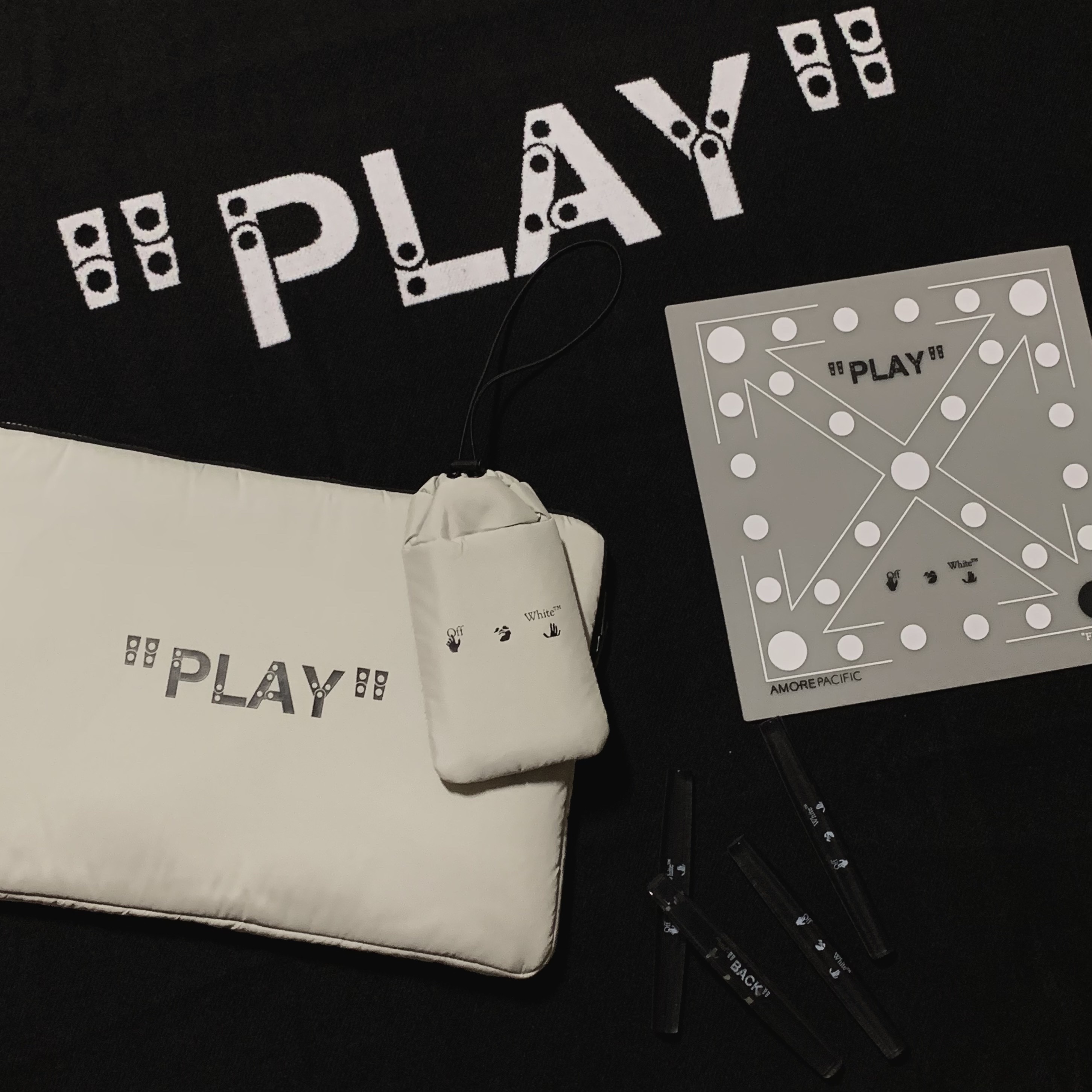 Off-White x Amore Pacific Play Kit 착용 스타일 - 1