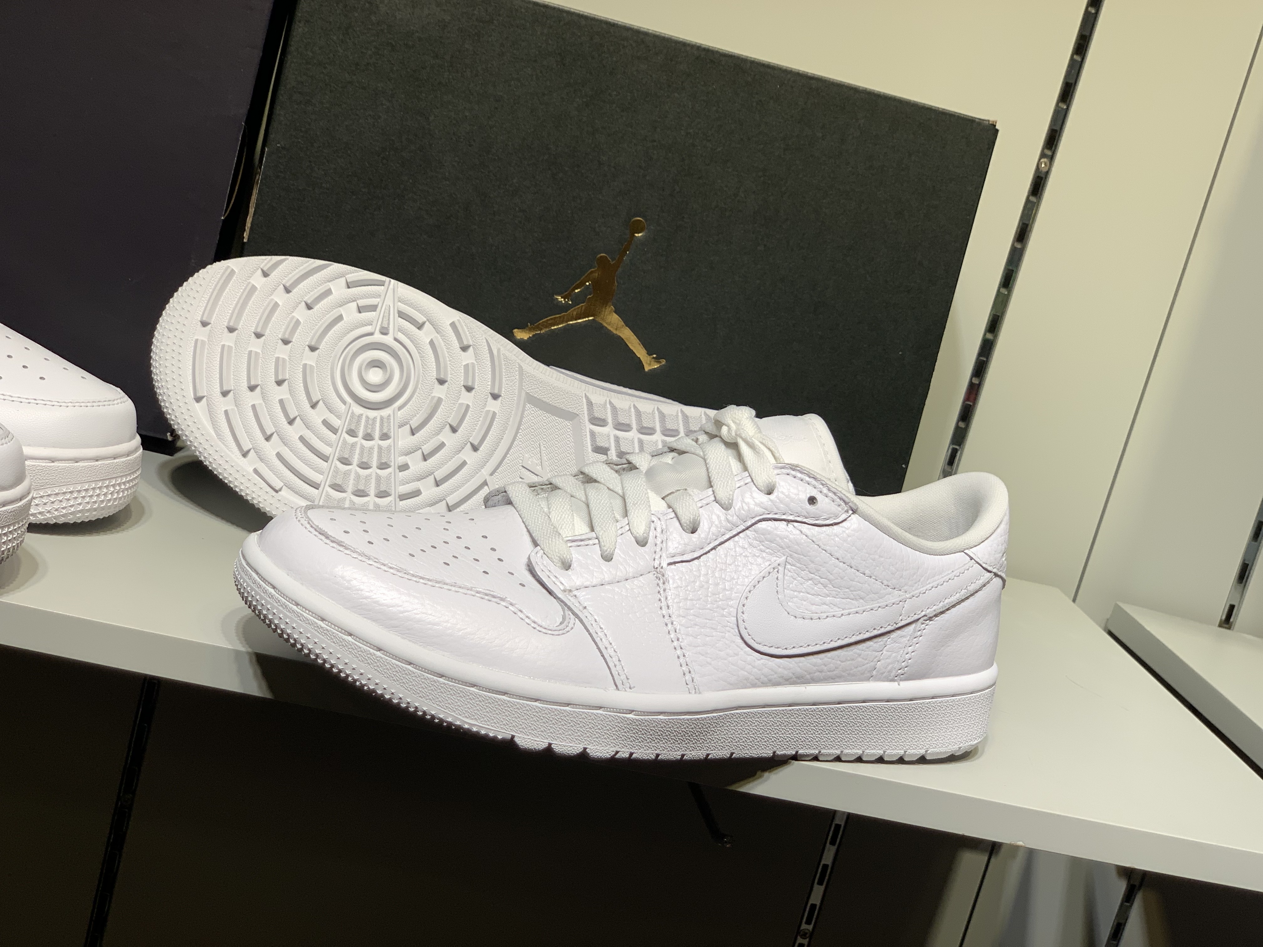 Nike Air Force 1 '07 Fresh White, Jordan 1 Low Golf Triple White 착용 스타일 - 4