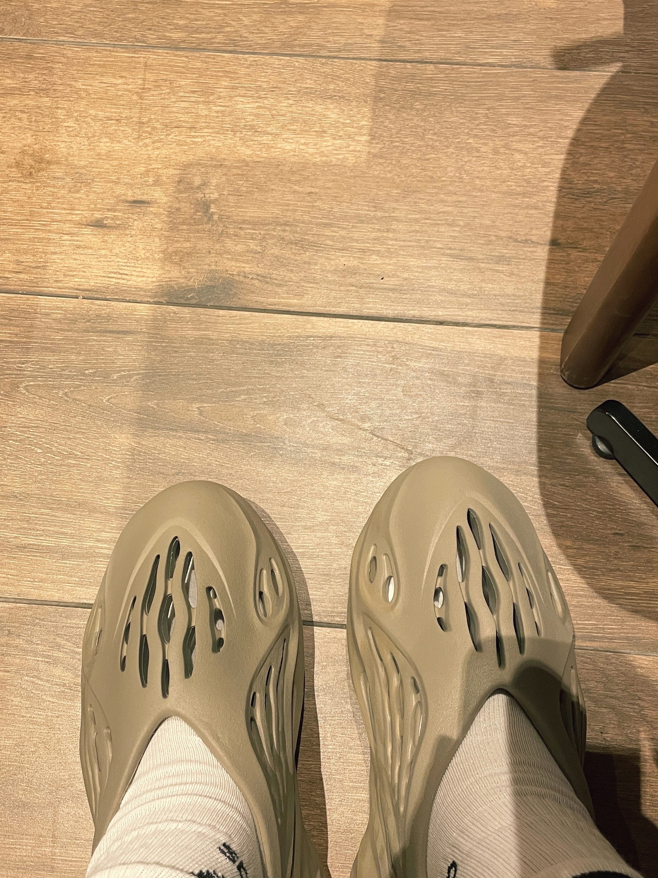 Adidas Yeezy Foam RNNR Stone Sage 착용 스타일