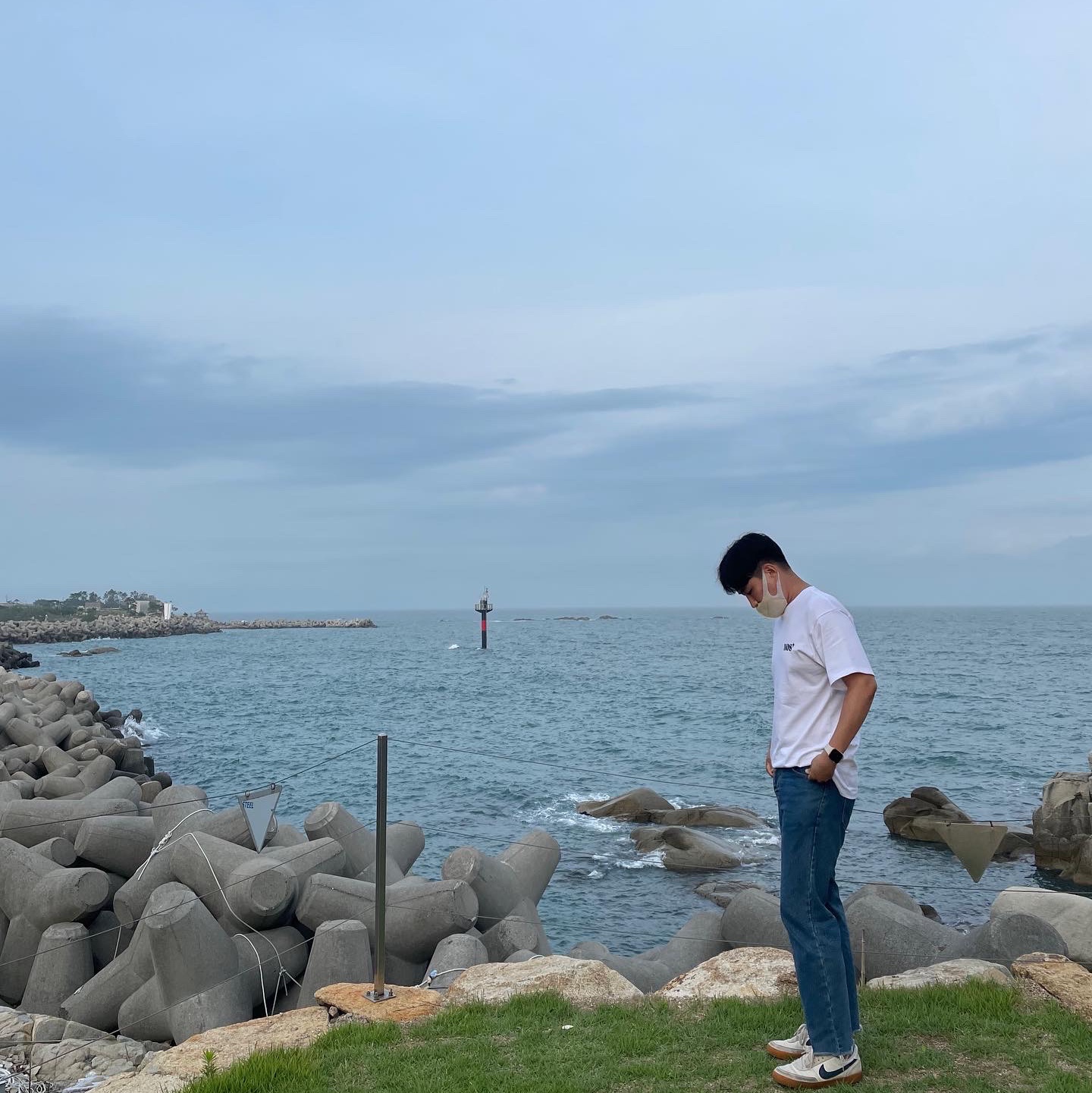 NOS7 Black Signature Logo Standard Fit T-Shirt White 착용 스타일 - 2