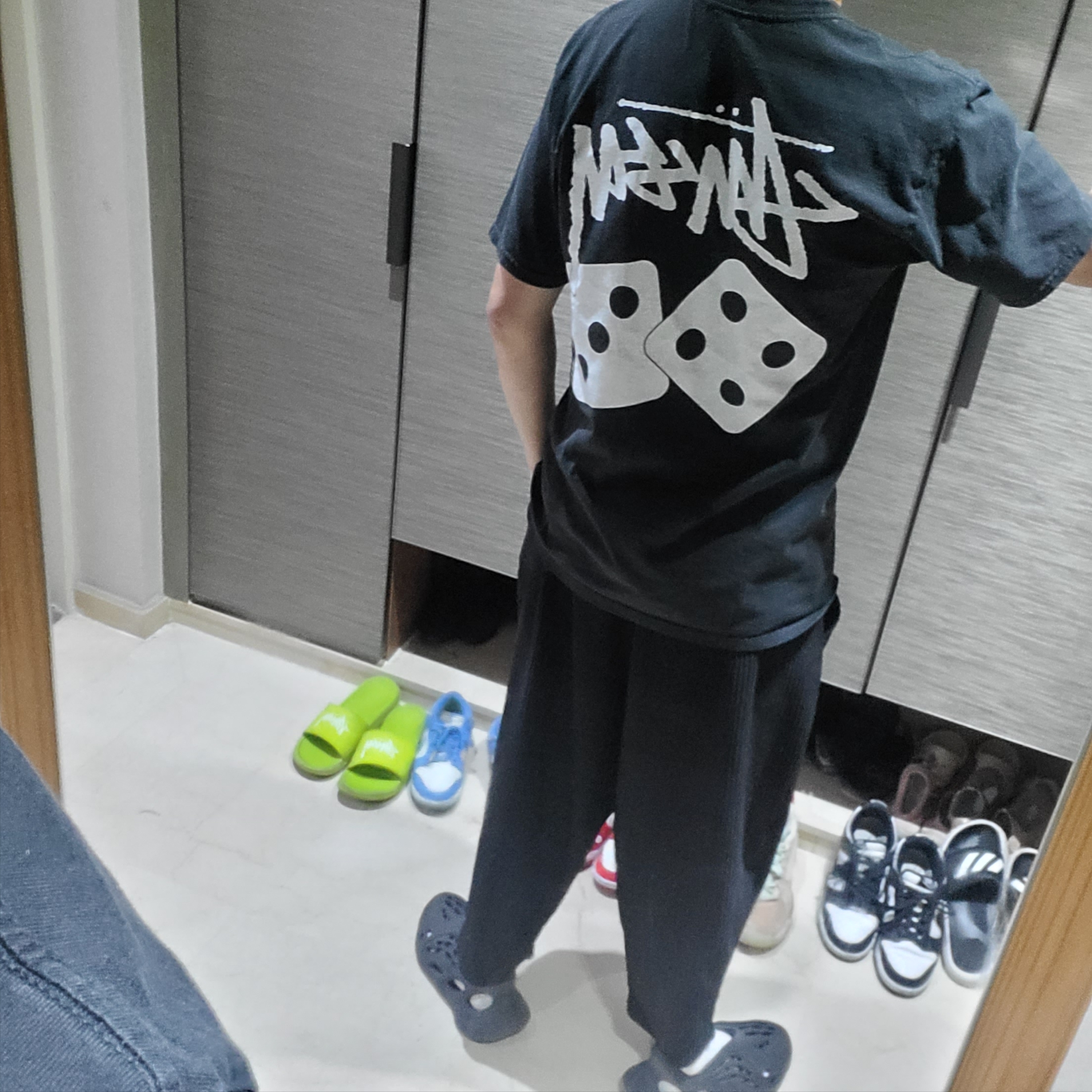 Stussy Fuzzy Dice T-Shirt Black, Adidas Yeezy Foam RNNR Onyx 착용 스타일 - 2