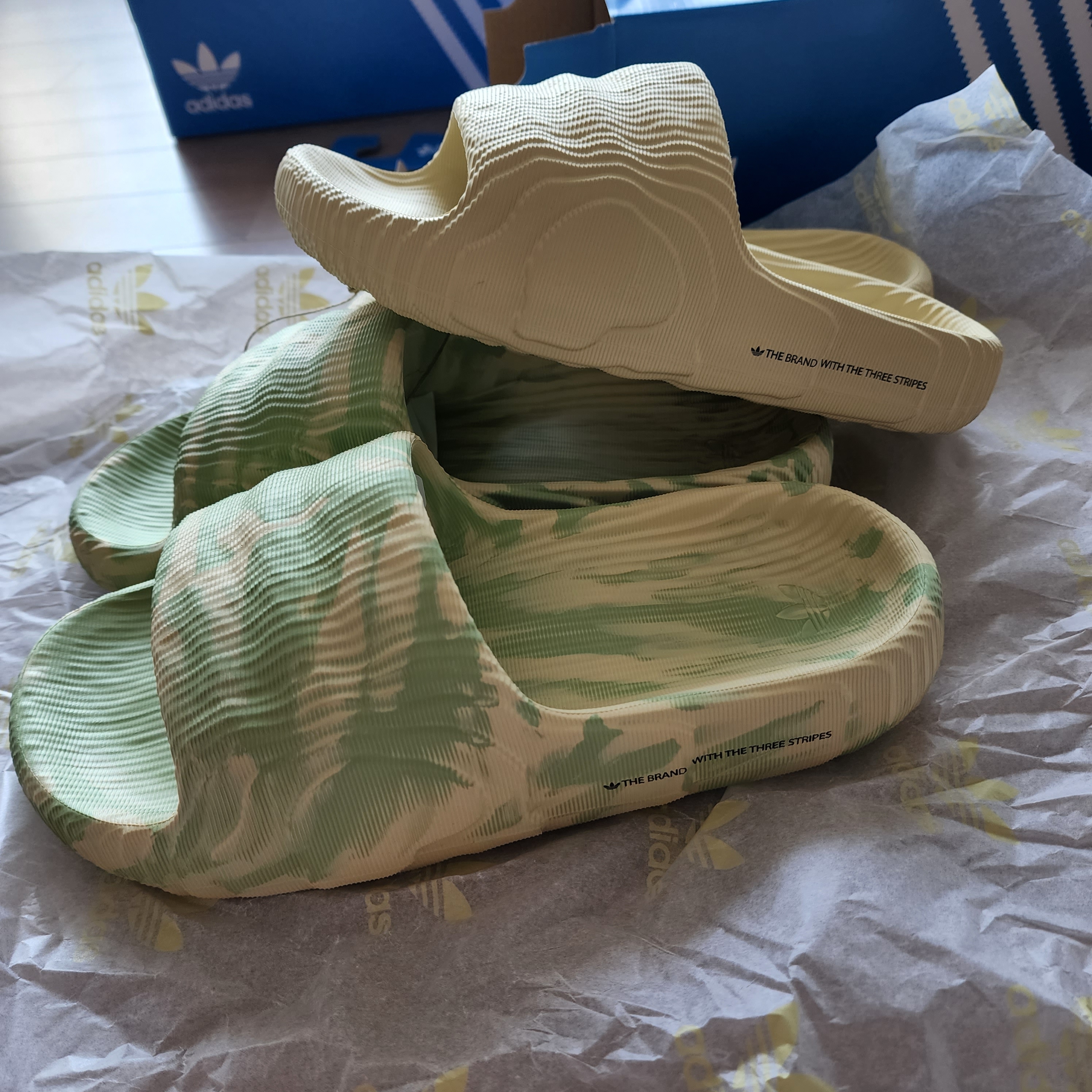 Adidas Adilette 22 Desert Sand, Adidas Adilette 22 Magic Lime Desert Sand 착용 스타일 - 2