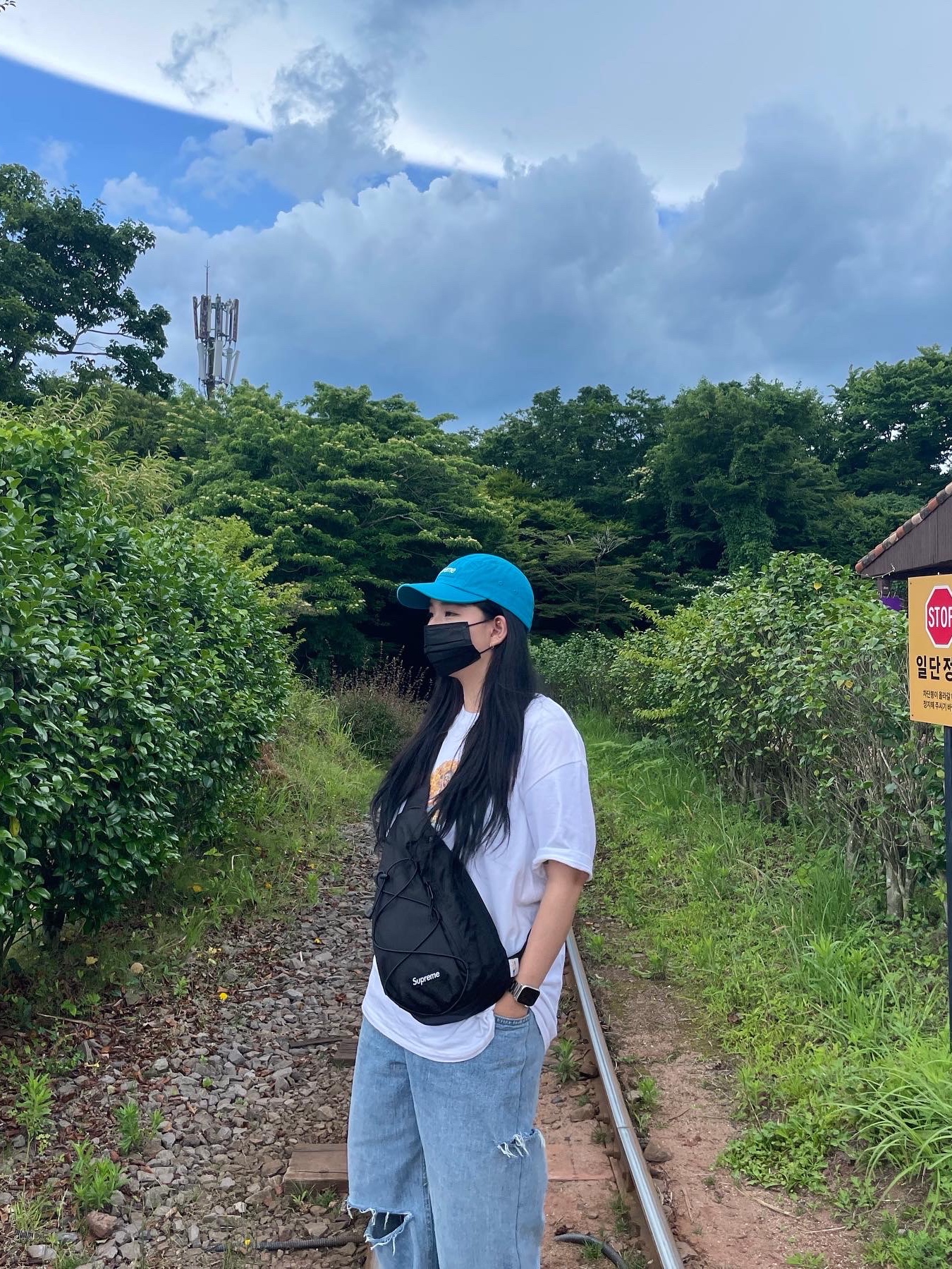 Supreme Washed Chino Twill Camp Cap Teal - 22SS, Supreme Person T-Shirt White - 22SS 착용 스타일 - 3