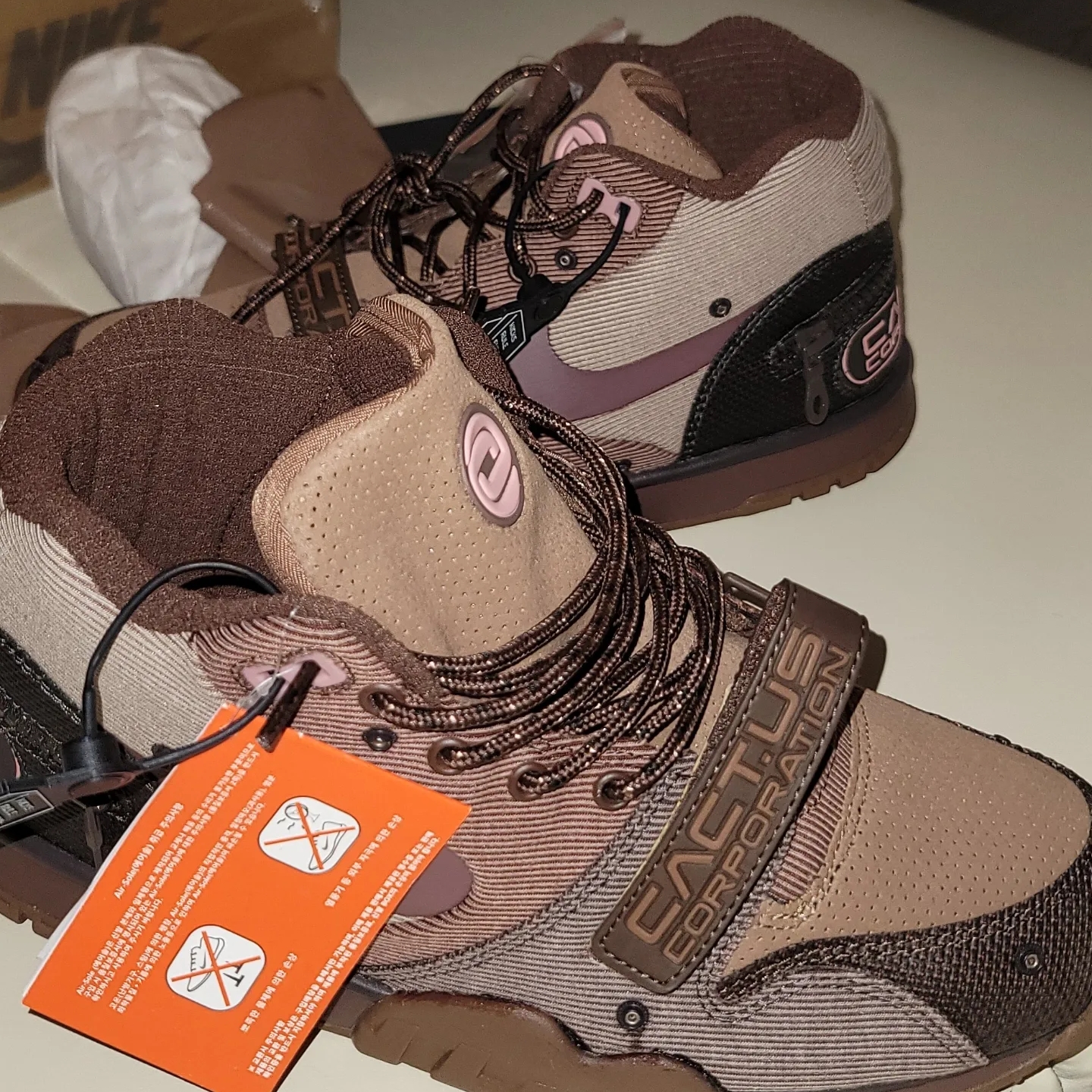 Nike x Travis Scott Air Trainer 1 Archaeo Brown and Rust Pink 착용 스타일 - 1