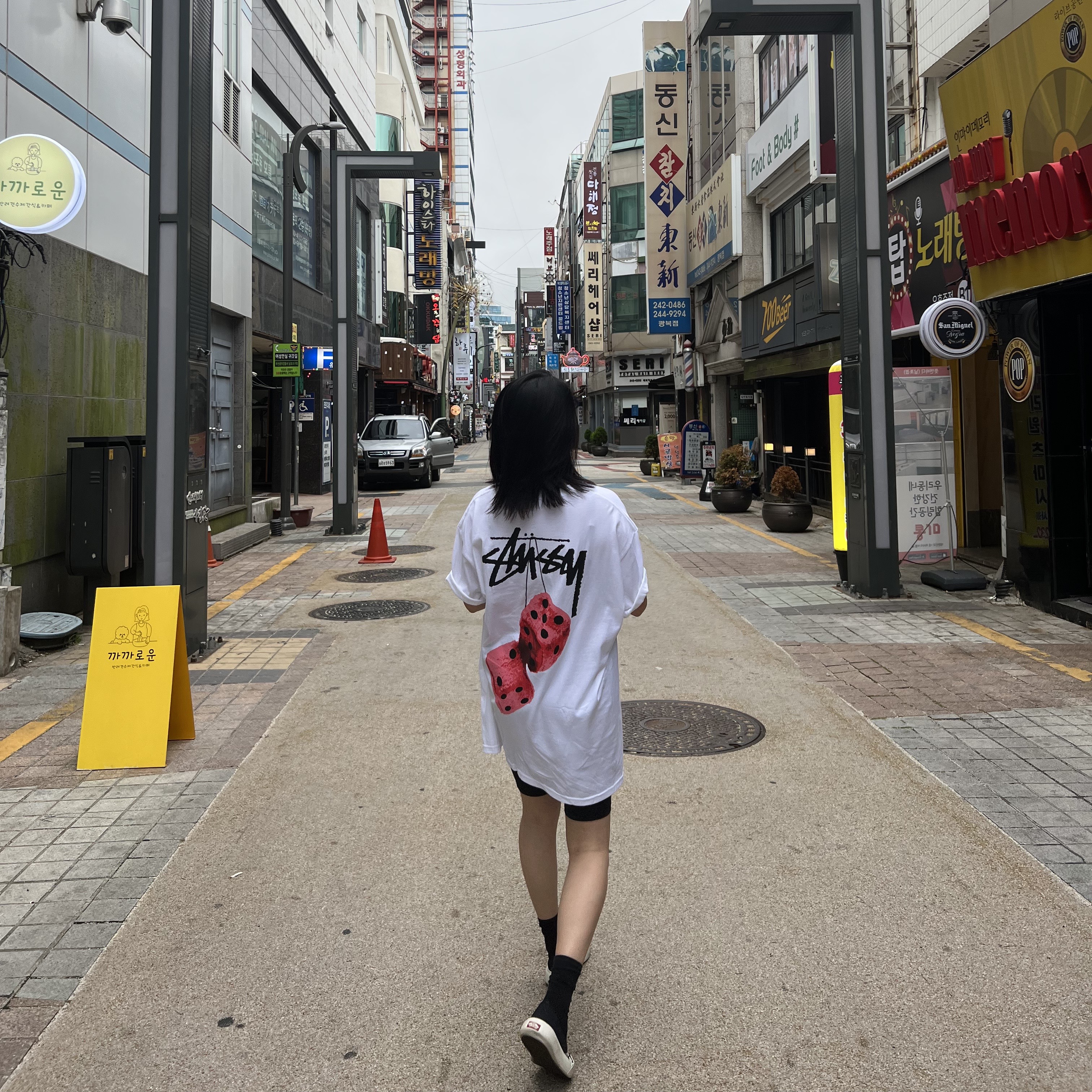 Stussy Fuzzy Dice T-Shirt White, Vans Checkerboard Comfycush One Black 착용 스타일 - 1