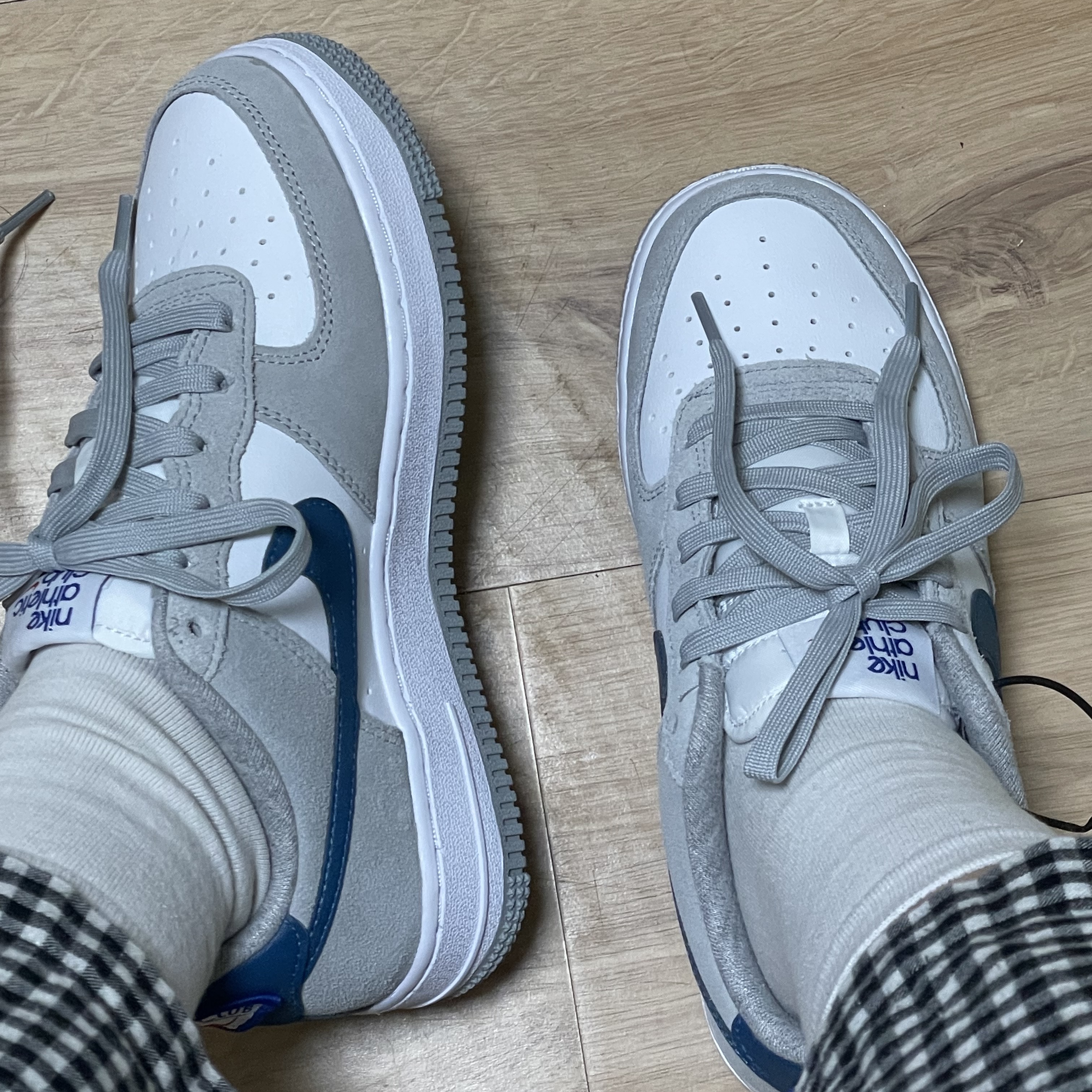 (GS) Nike Air Force 1 LV8 Athletic Club Light Smoke Grey Marina 착용 스타일 - 3