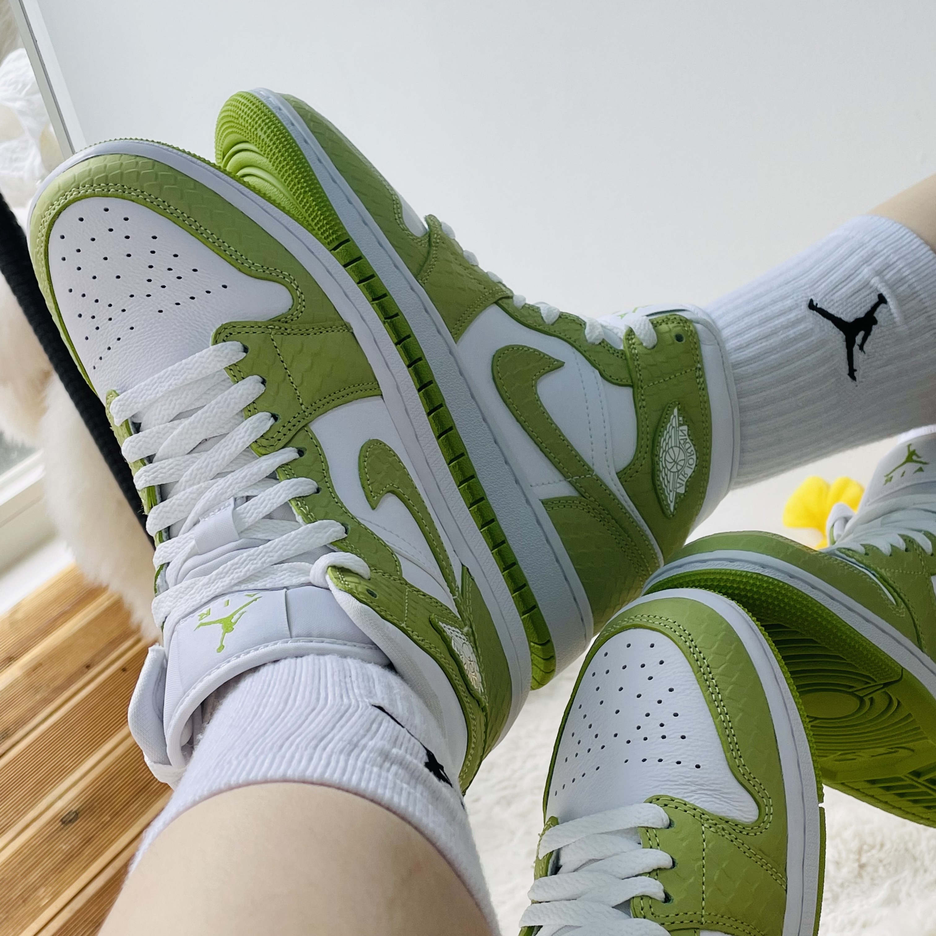 (W) Jordan 1 Mid SE Vivid Green 착용 스타일 - 1
