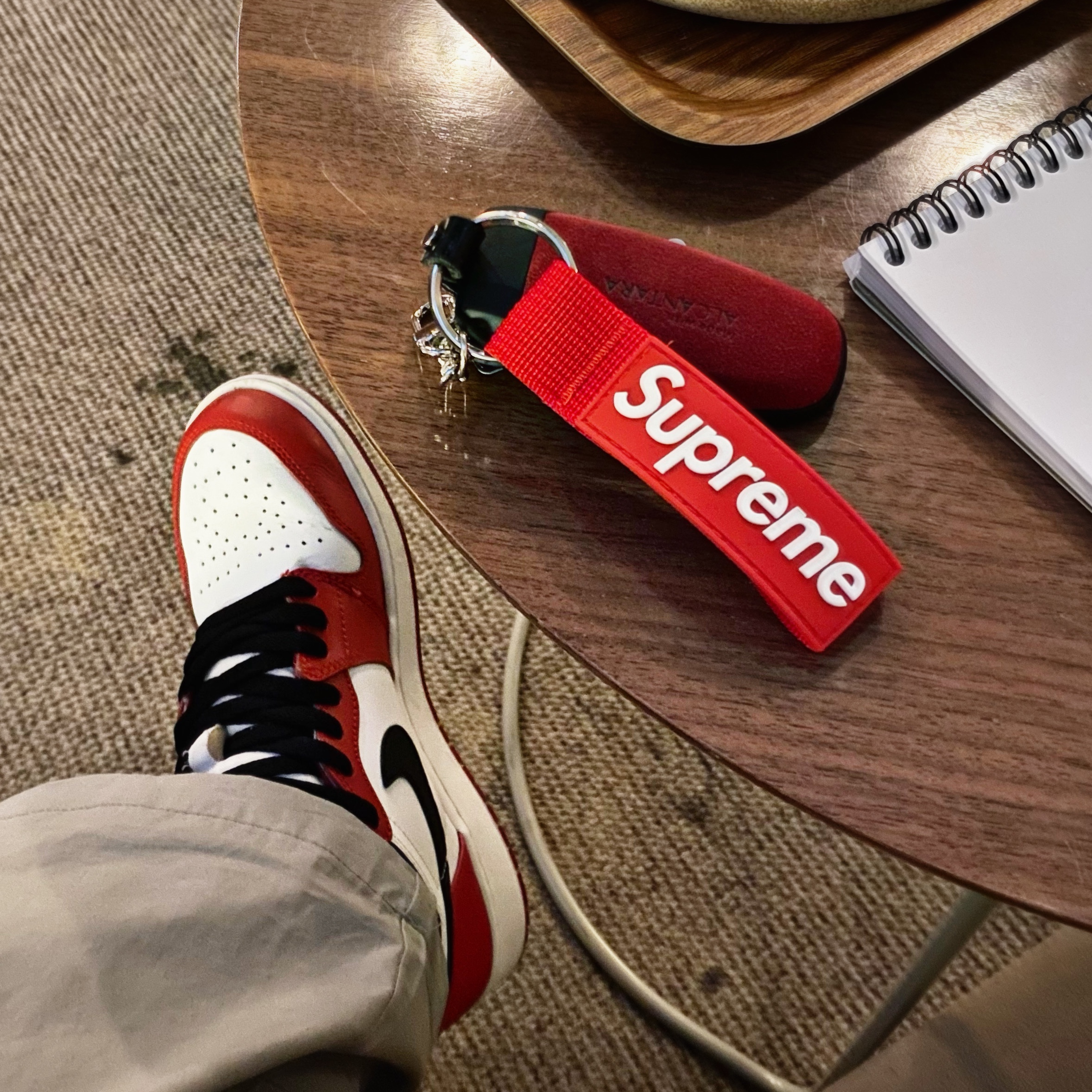 Jordan 1 Retro High OG Chicago 2015, Supreme Webbing Keychain Red - 20FW 착용 스타일