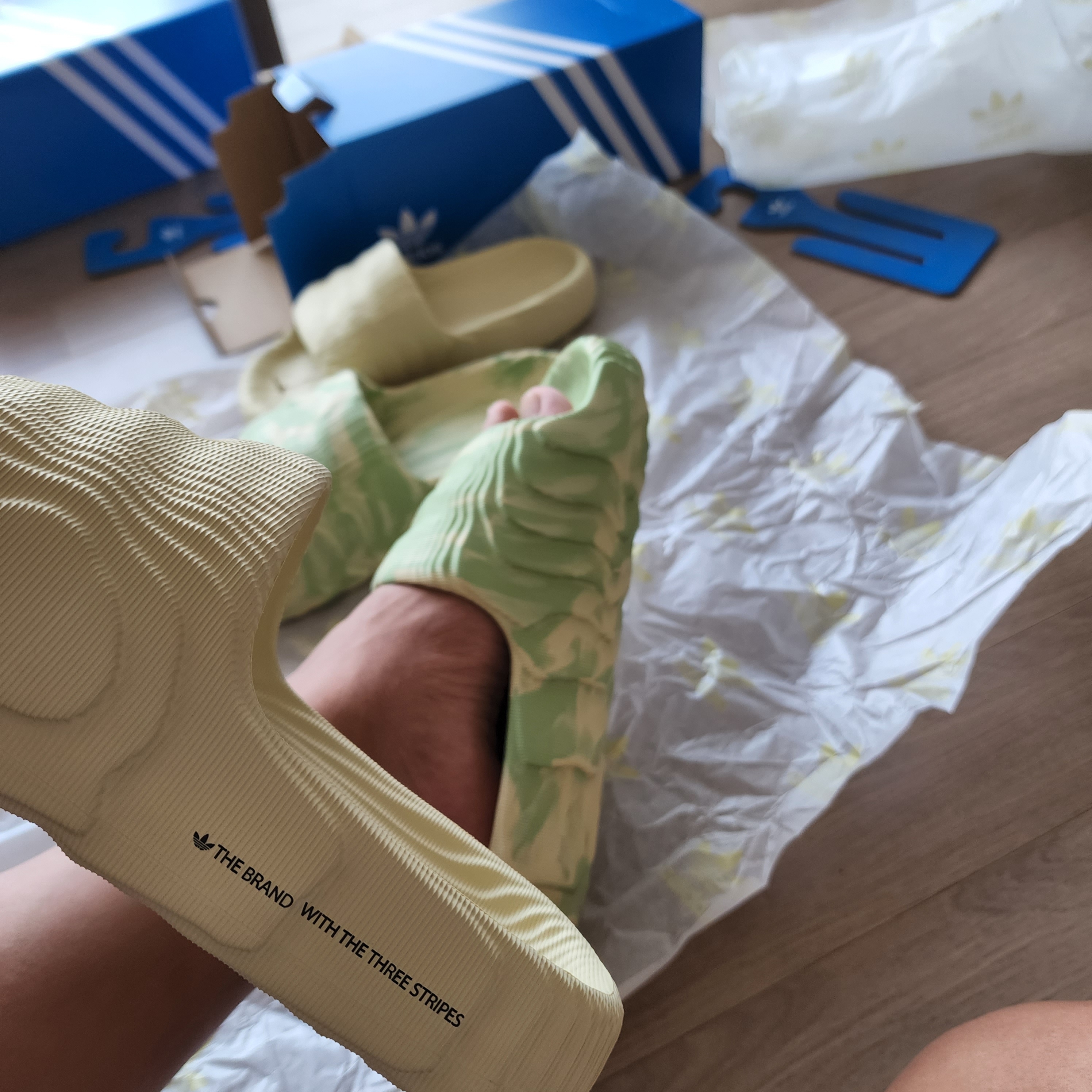 Adidas Adilette 22 Desert Sand, Adidas Adilette 22 Magic Lime Desert Sand 착용 스타일 - 1