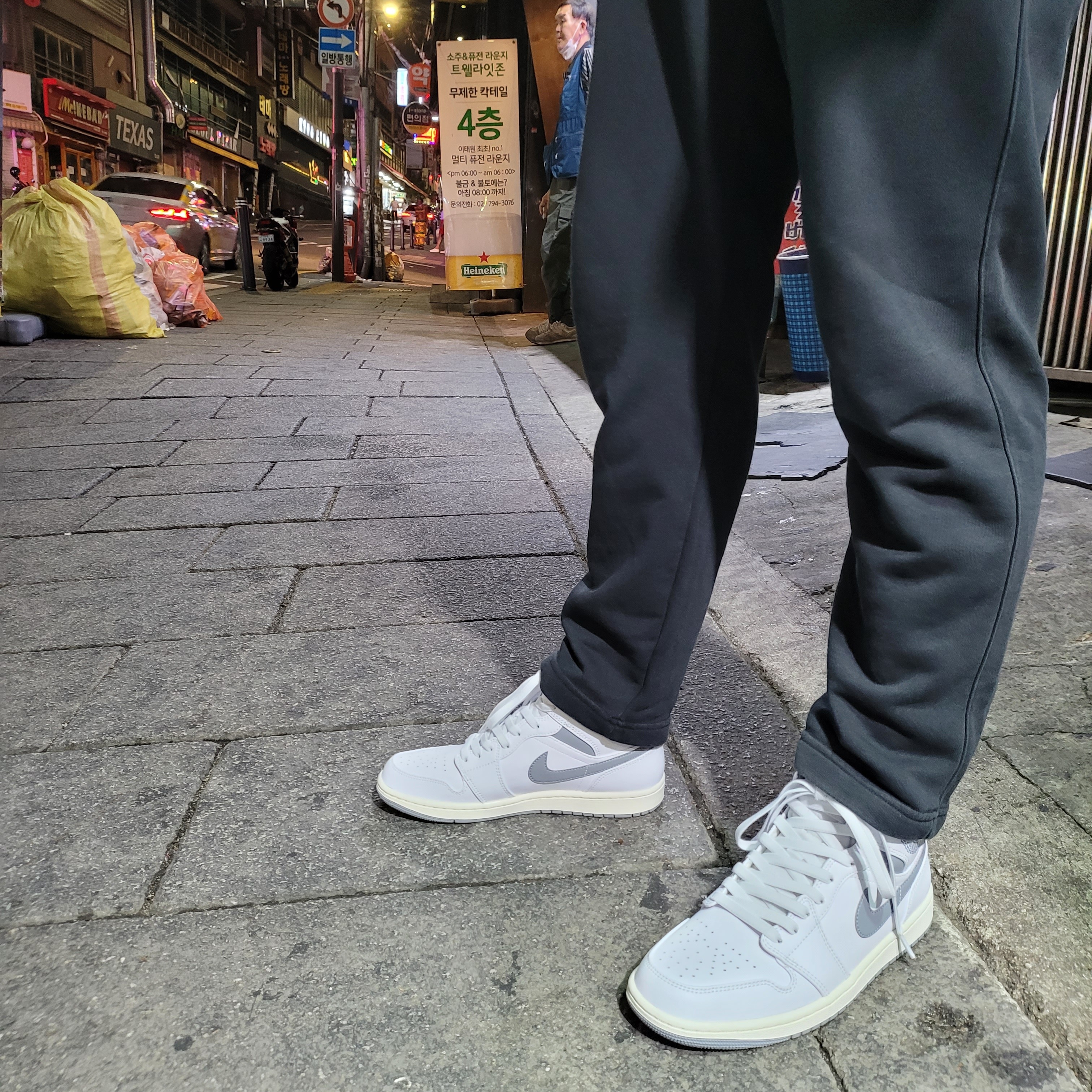 Jordan 1 Mid White Stealth 착용 스타일