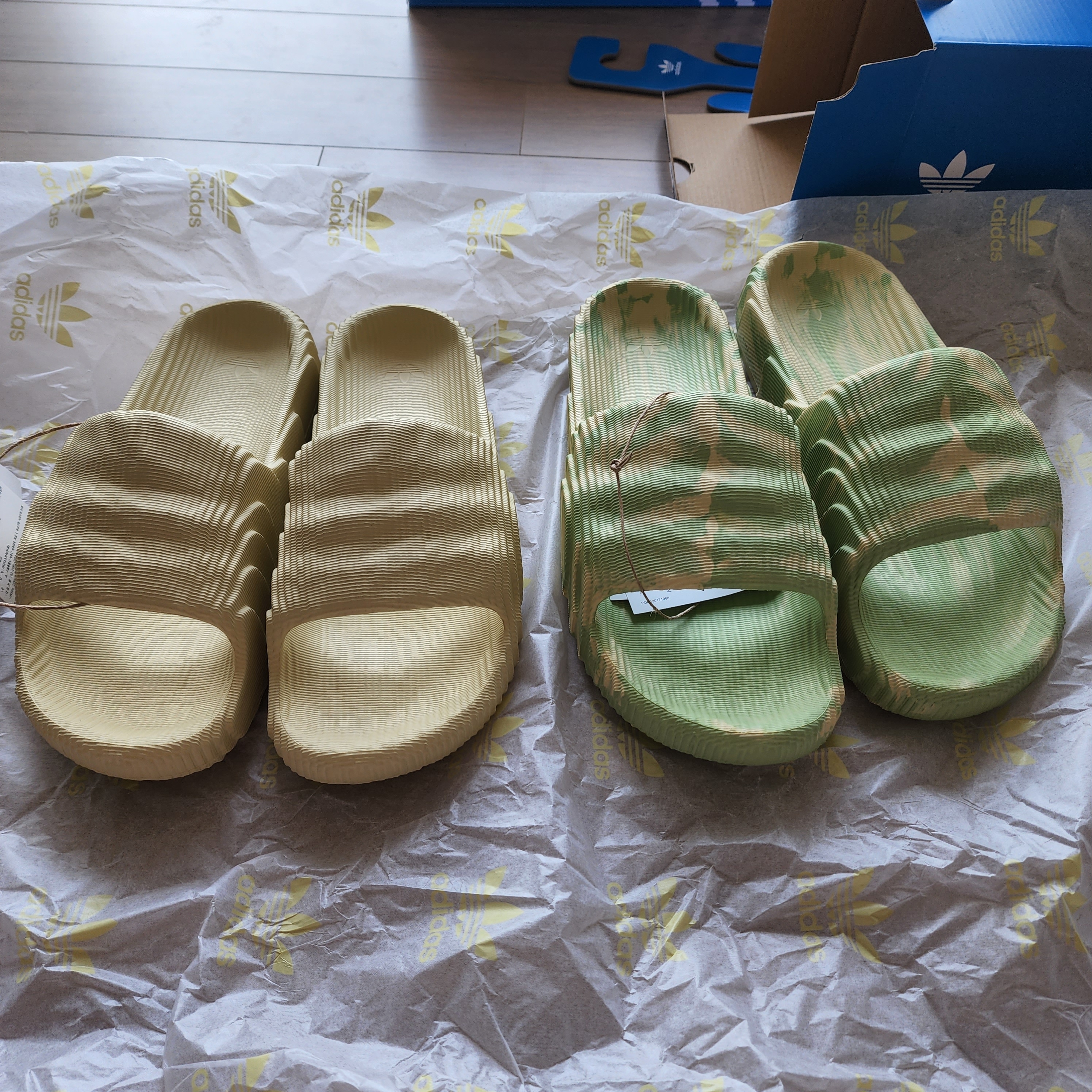 Adidas Adilette 22 Desert Sand, Adidas Adilette 22 Magic Lime Desert Sand 착용 스타일 - 3