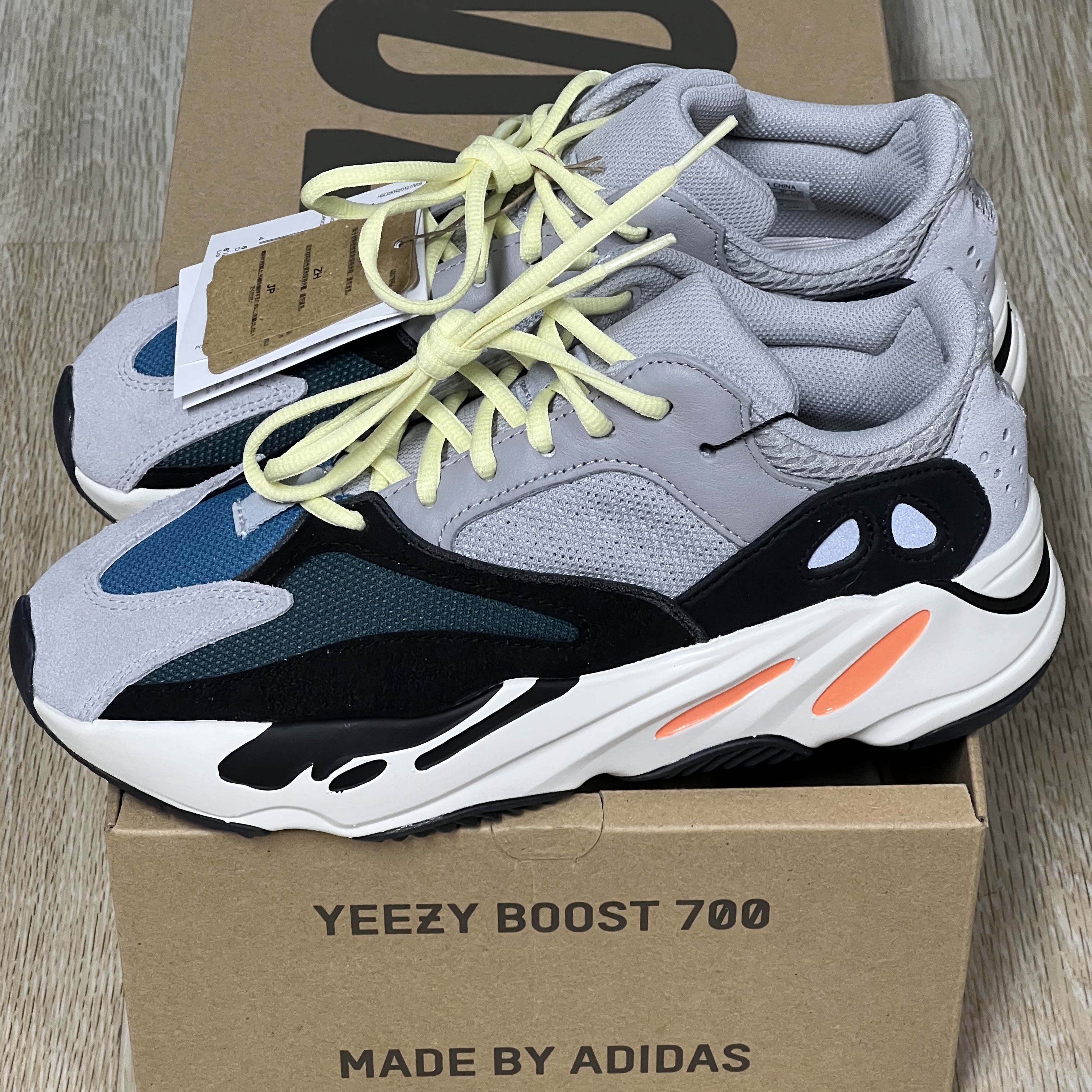 Adidas Yeezy Boost 700 Wave Runner Solid Grey 2021/2022 착용 스타일