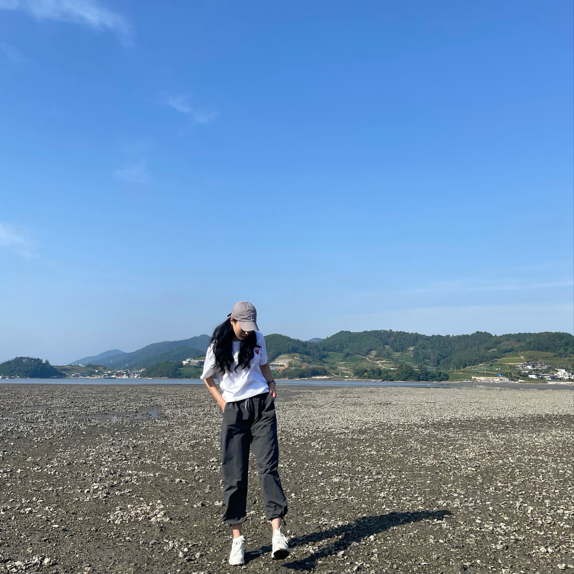 (W) Play Comme des Garcons Red Heart T-Shirt White, Alexander McQueen Oversized Sneakers White 착용 스타일