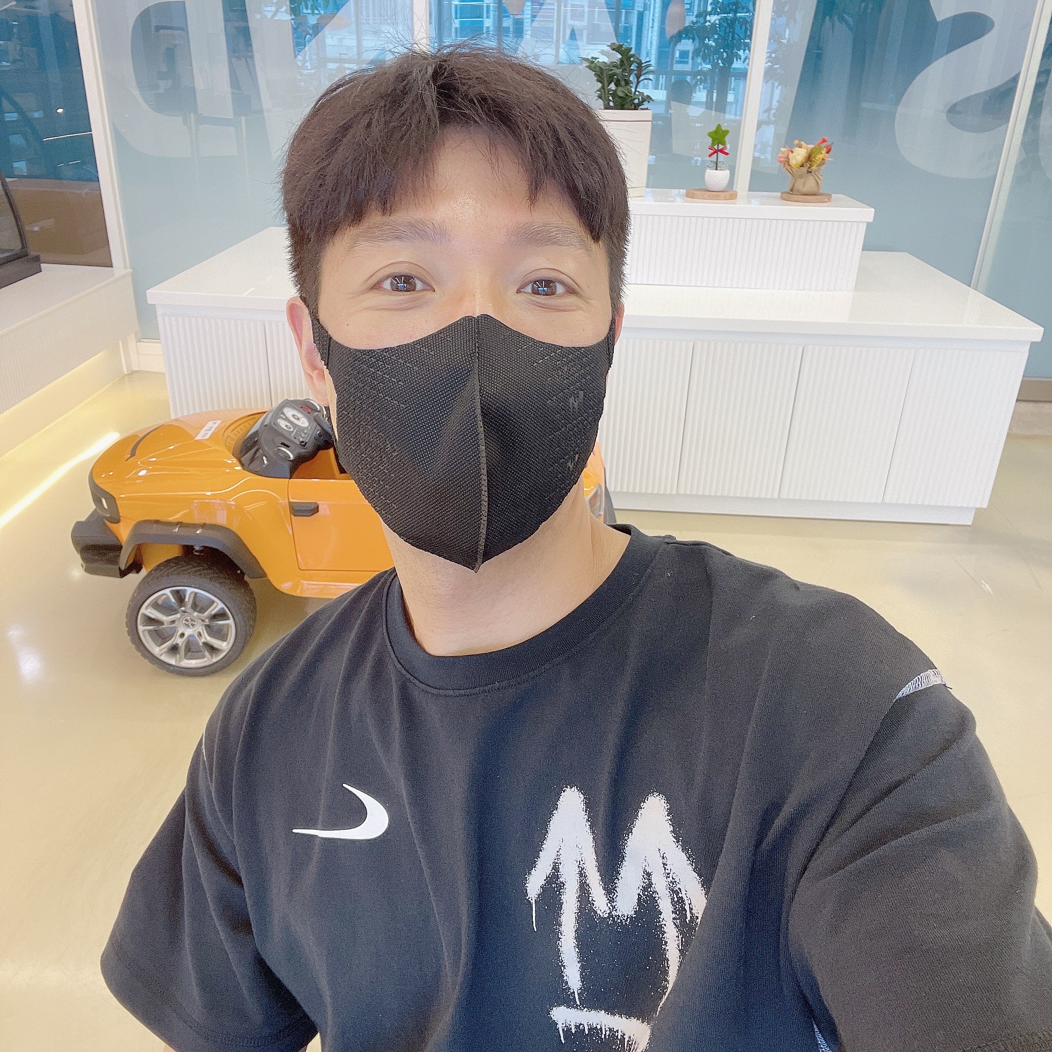 Nike x Off-White NRG RU Short Sleeve T-Shirt, Adidas Yeezy Foam RNNR Vermilion 착용 스타일 - 4