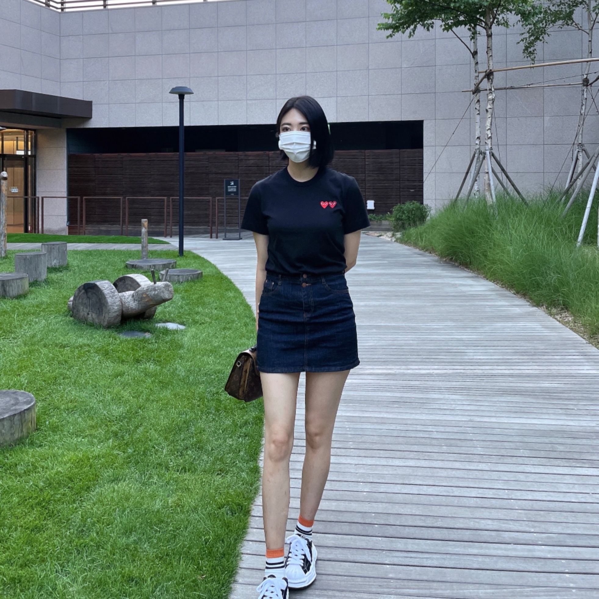 Play Comme des Garcons Double Heart T-Shirt Black, Louis Vuitton Pochette Metis Monogram Reverse 착용 스타일 - 2