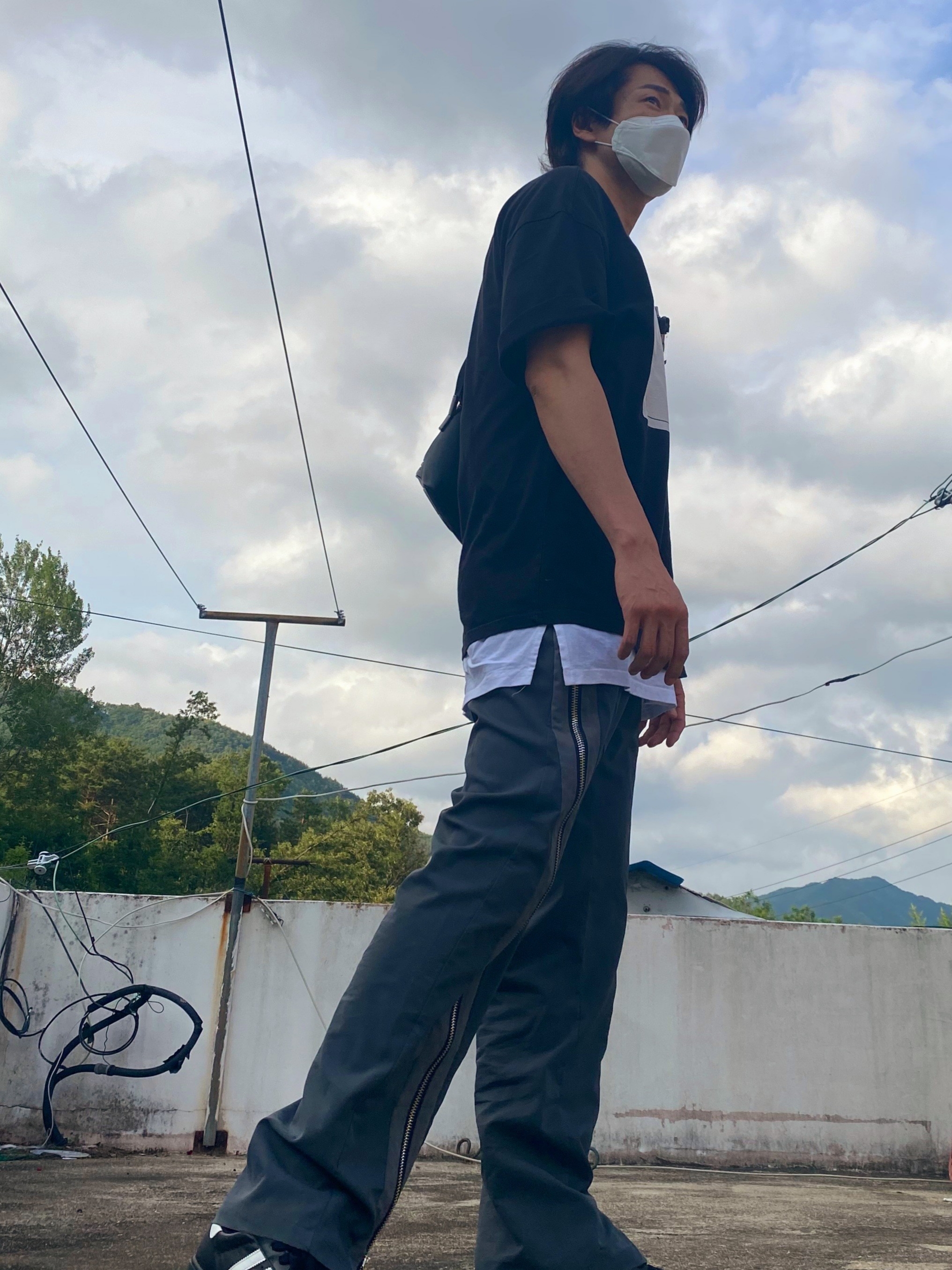 Adidas Superstar Core Black White 착용 스타일 - 1
