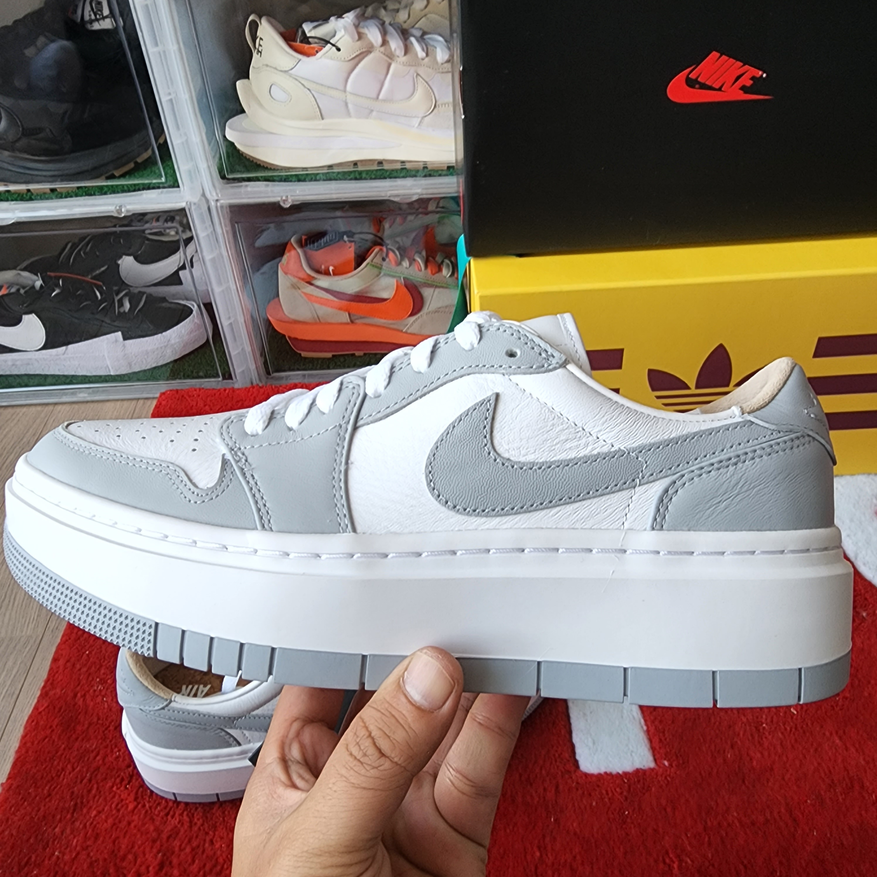 (W) Jordan 1 Elevate Low White and Wolf Grey 착용 스타일 - 1