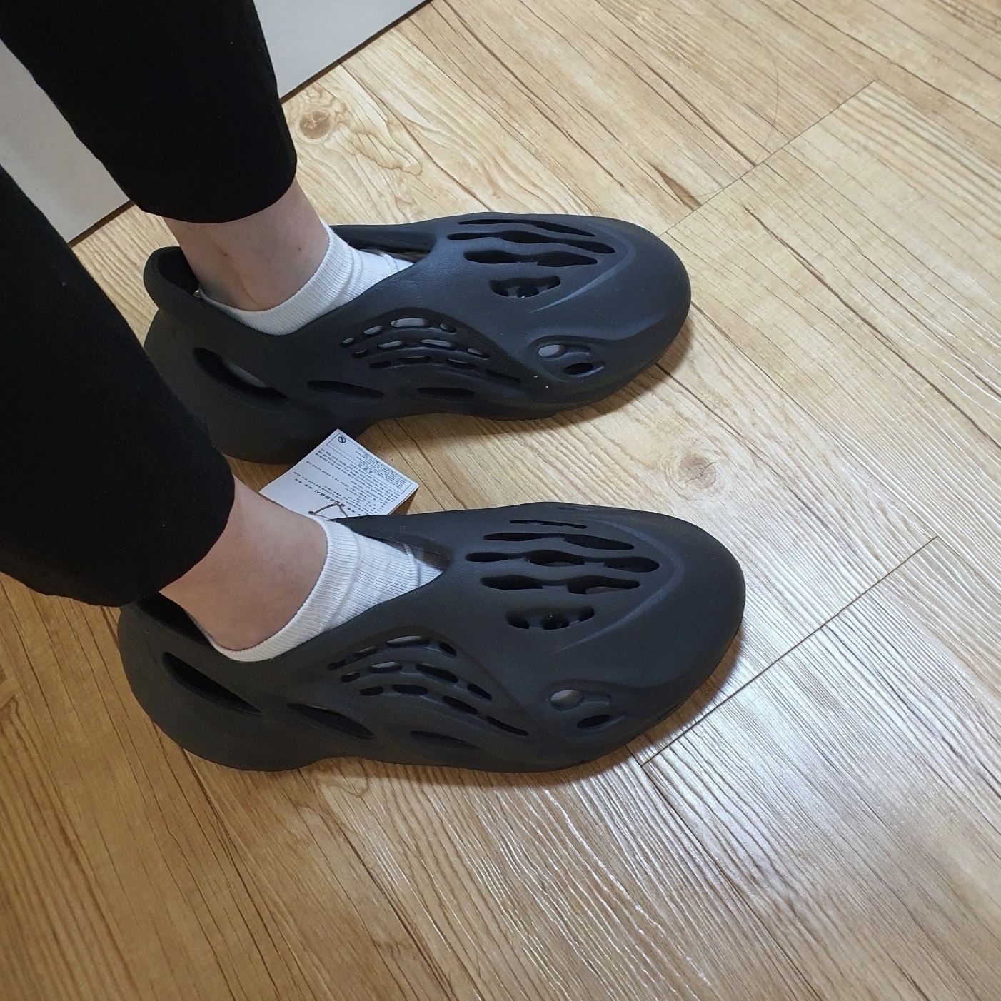 Adidas Yeezy Foam RNNR Onyx 착용 스타일