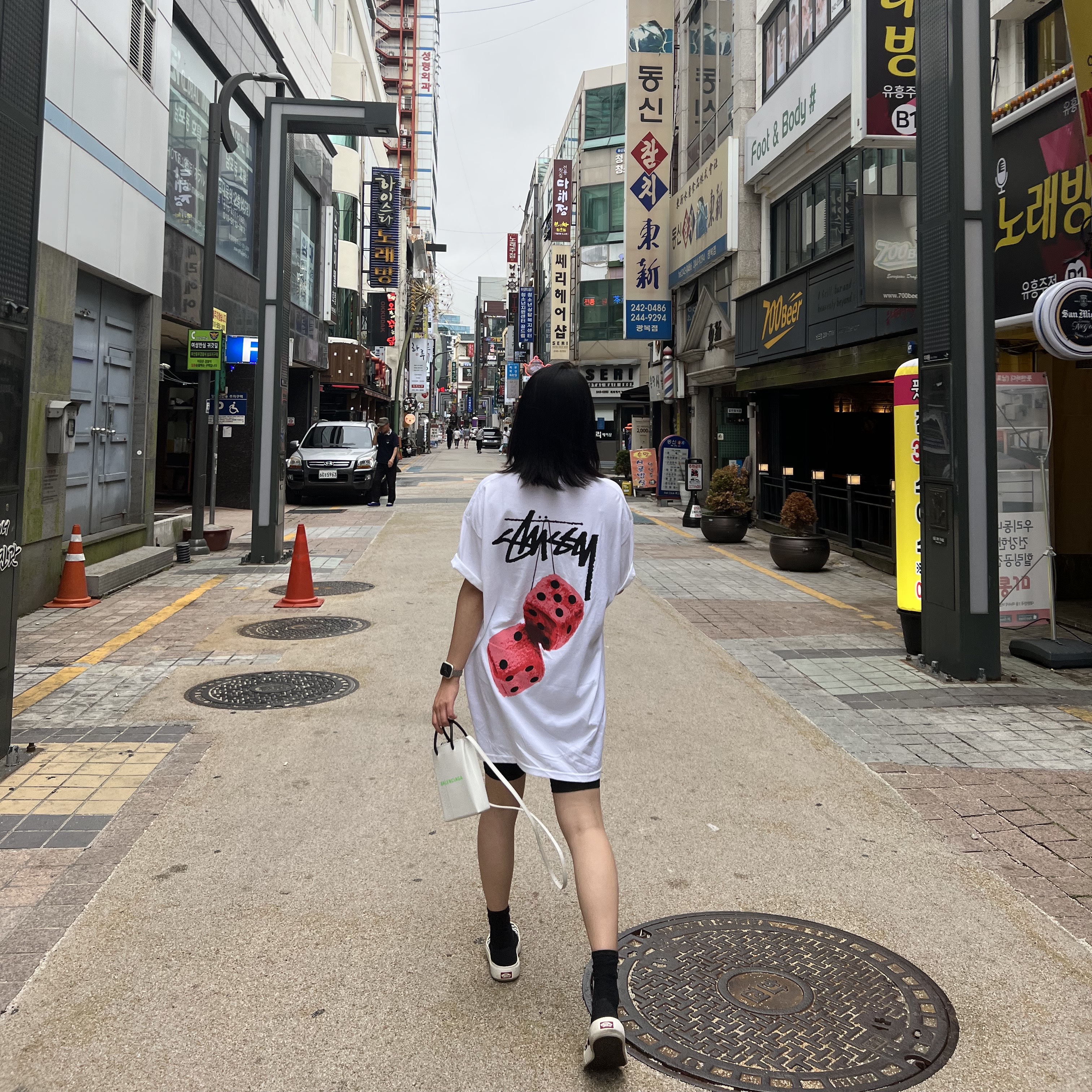 Stussy Fuzzy Dice T-Shirt White, Vans Checkerboard Comfycush One Black 착용 스타일 - 2