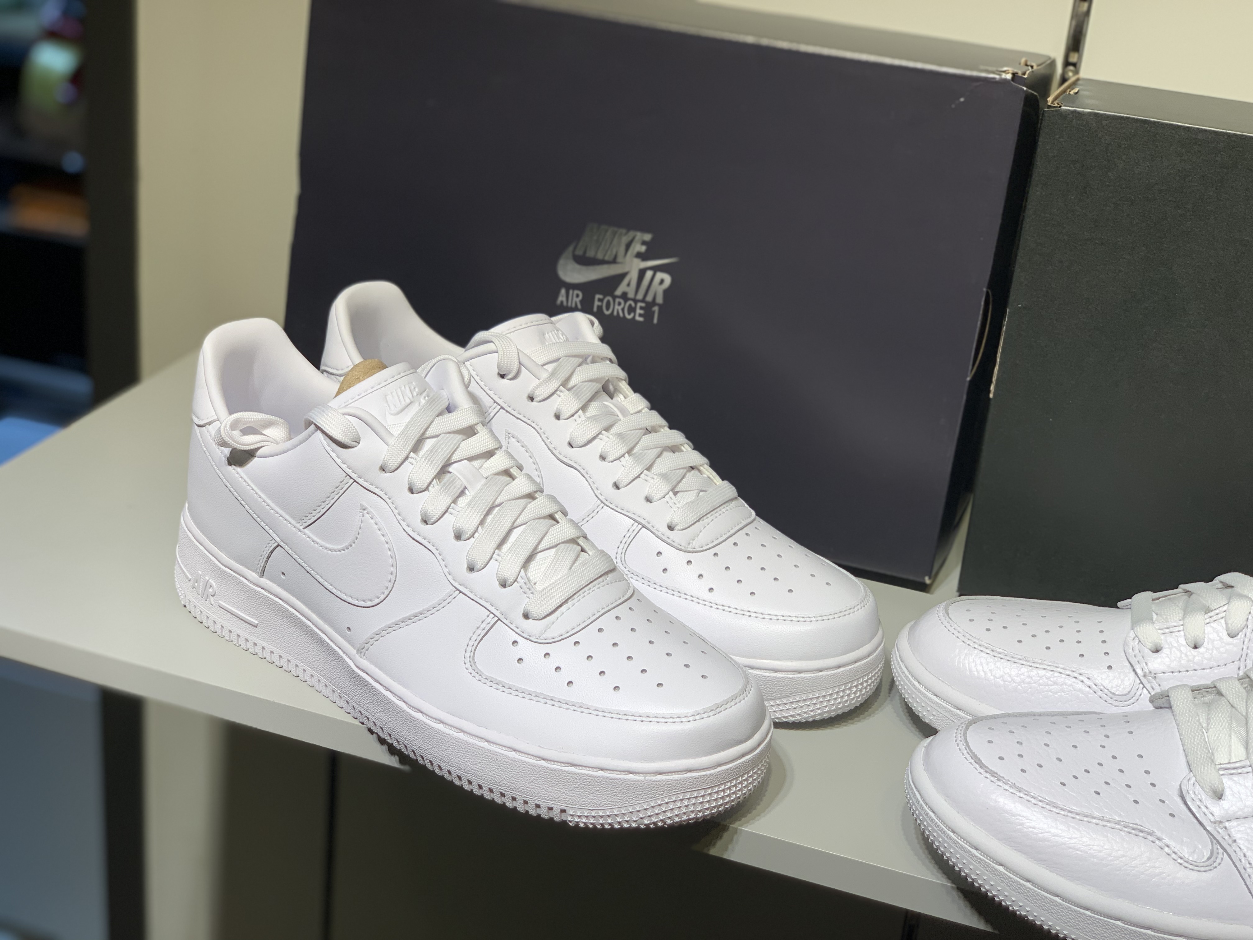 Nike Air Force 1 '07 Fresh White, Jordan 1 Low Golf Triple White 착용 스타일 - 2