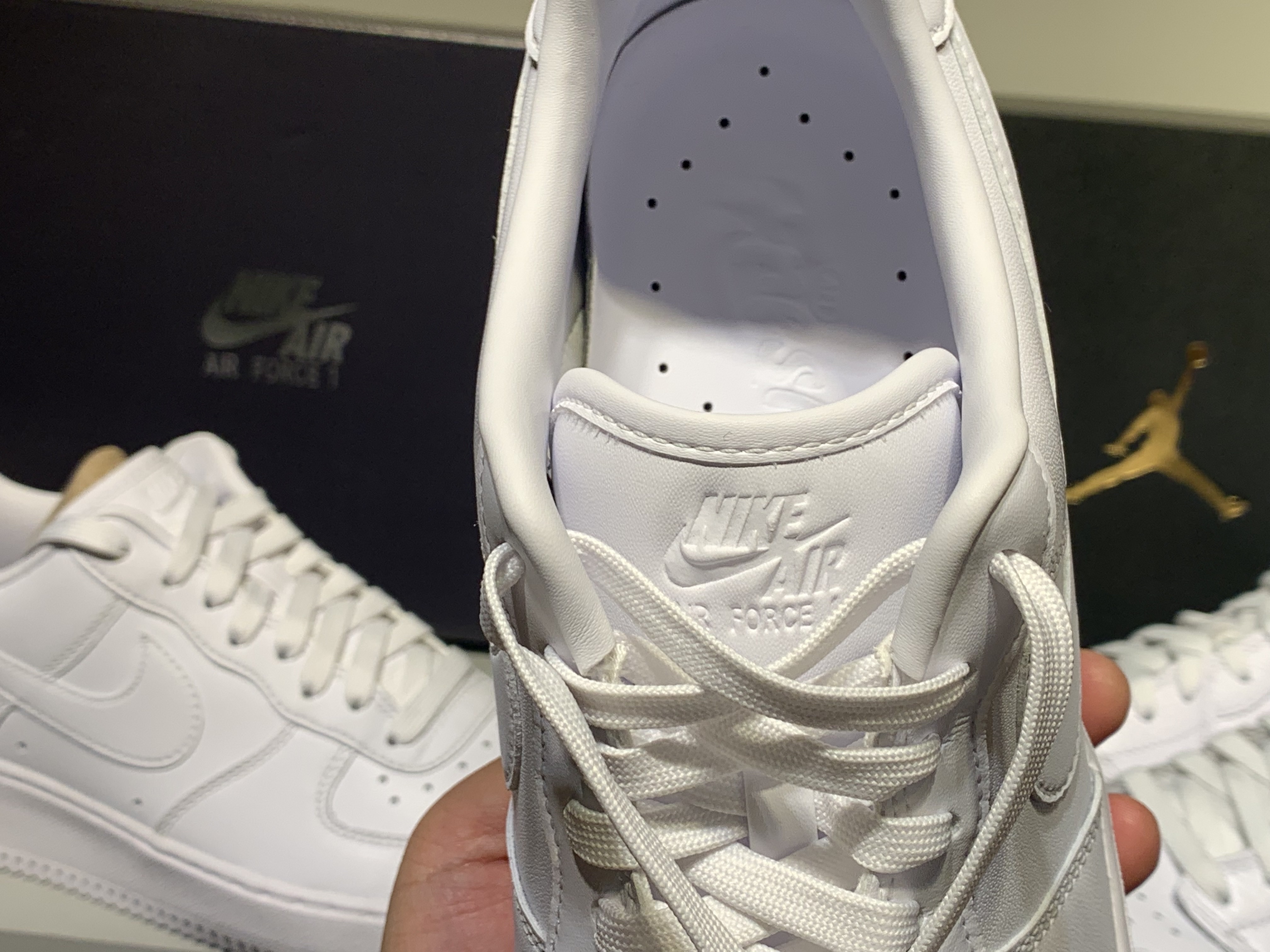 Nike Air Force 1 '07 Fresh White, Jordan 1 Low Golf Triple White 착용 스타일 - 3