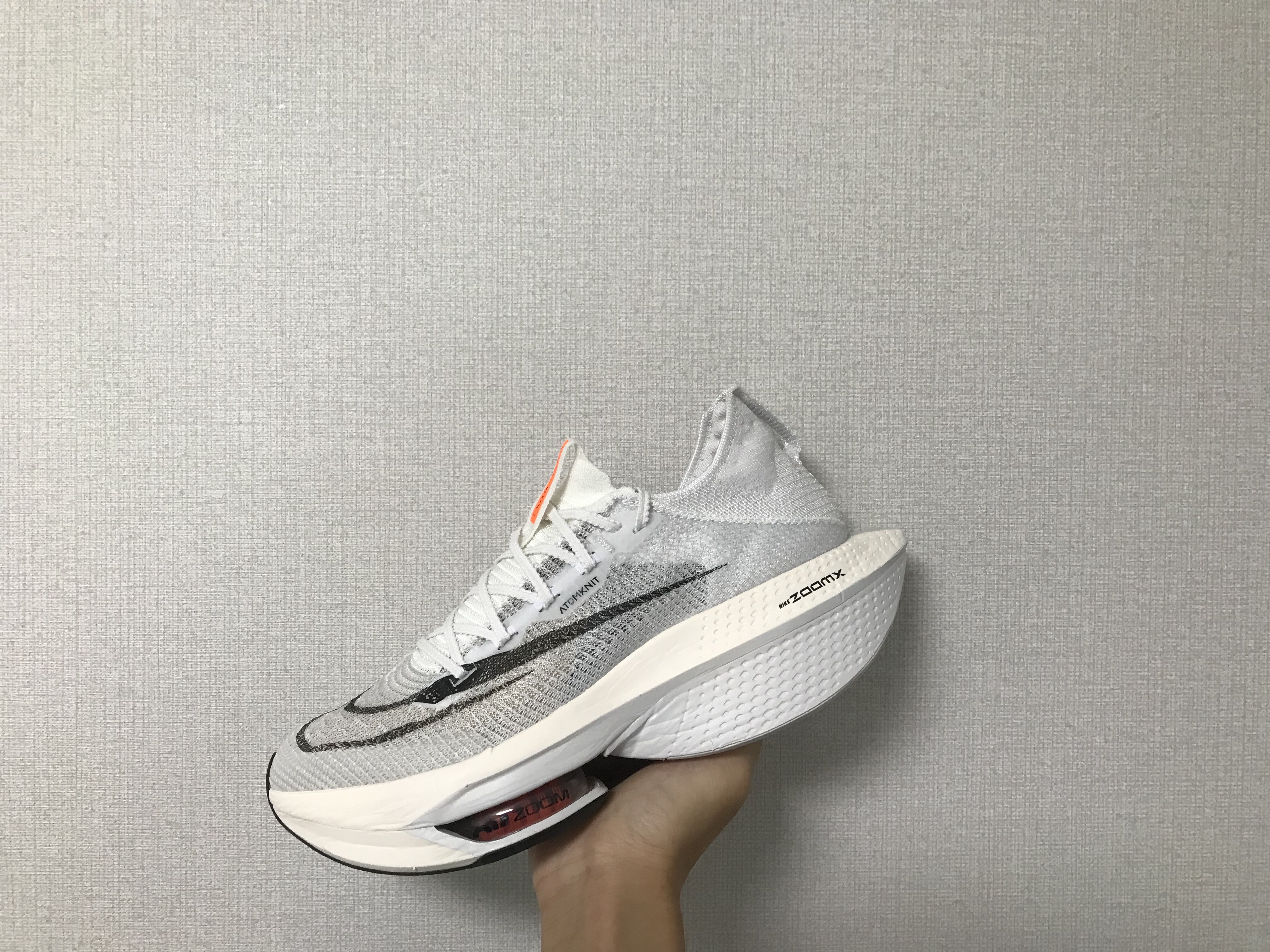 Nike Air Zoom Alphafly Next% 2 Proto White, Nike Air Zoom Alphafly Next% Barely Volt 착용 스타일 - 2