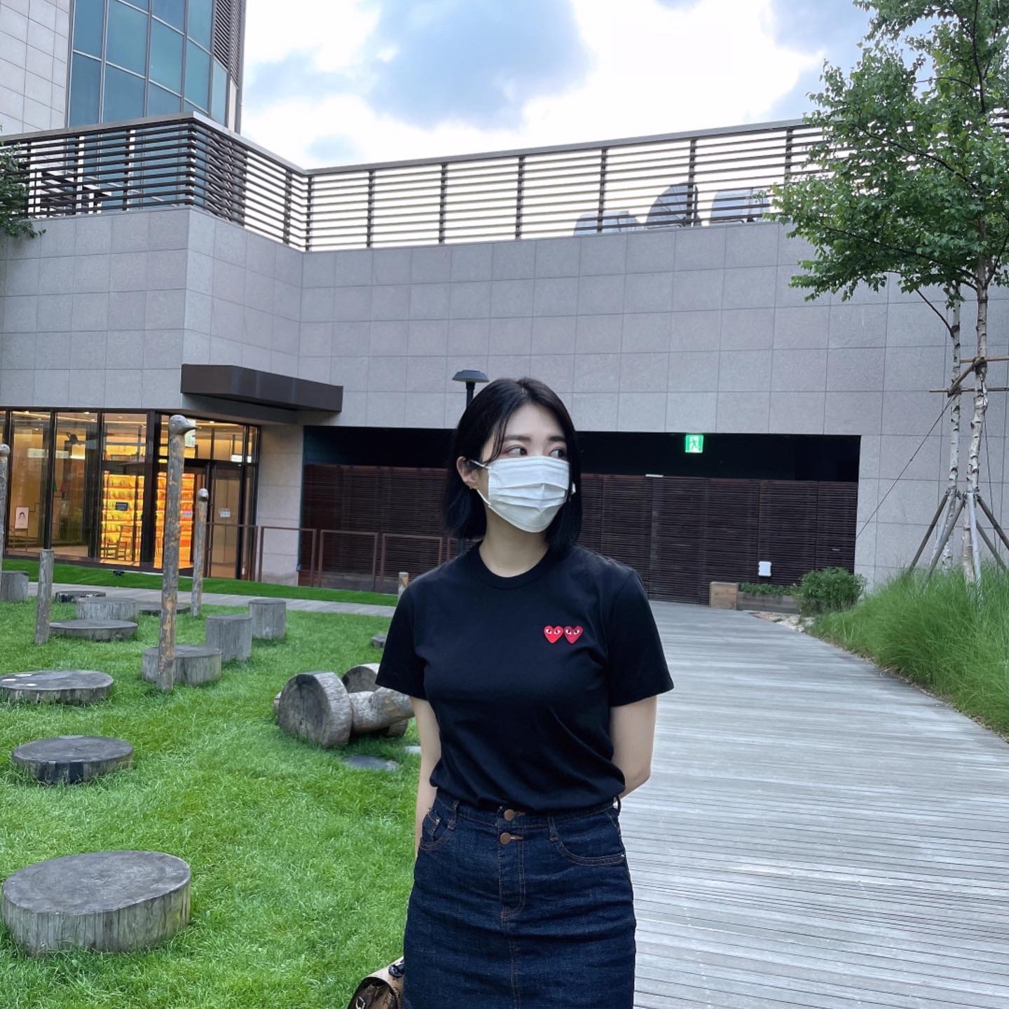 Play Comme des Garcons Double Heart T-Shirt Black, Louis Vuitton Pochette Metis Monogram Reverse 착용 스타일 - 1