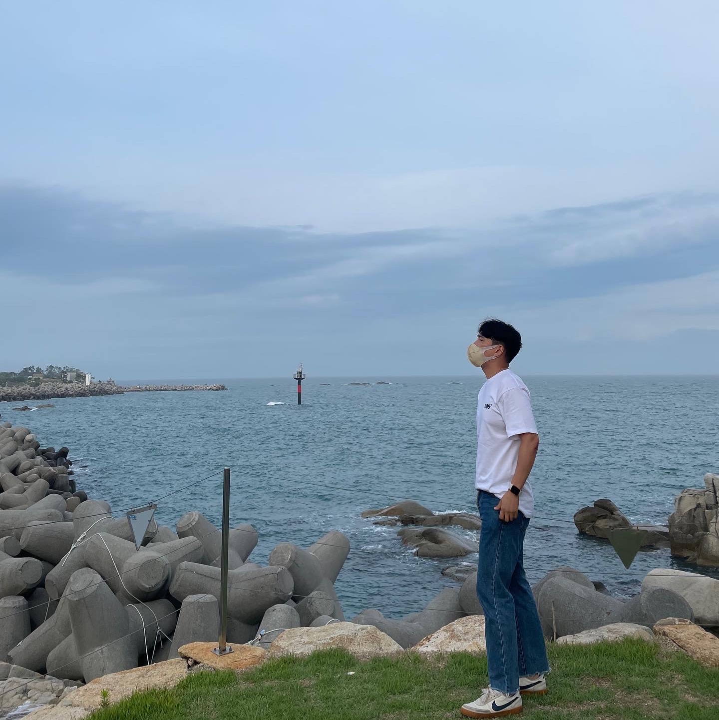NOS7 Black Signature Logo Standard Fit T-Shirt White 착용 스타일 - 1
