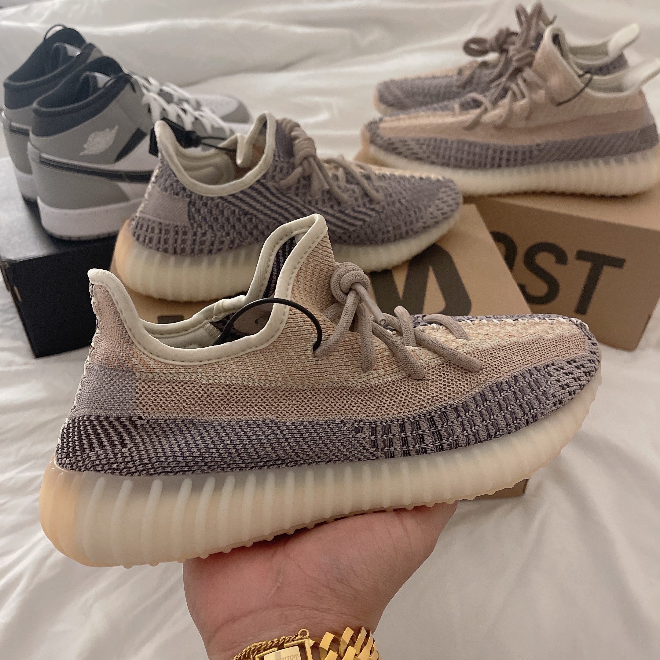 Adidas Yeezy Boost 350 V2 Ash Pearl 착용 스타일