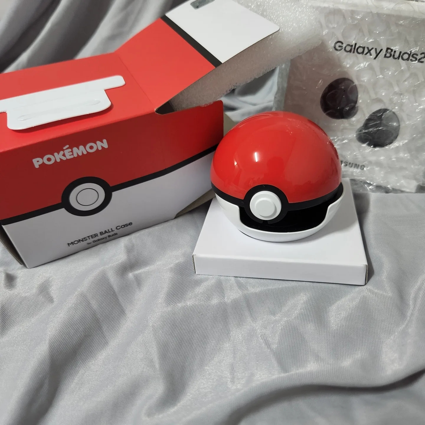 Samsung Galaxy Buds2 Pokemon Monster Ball Cover Package Graphite (Korean Ver.) 착용 스타일 - 1