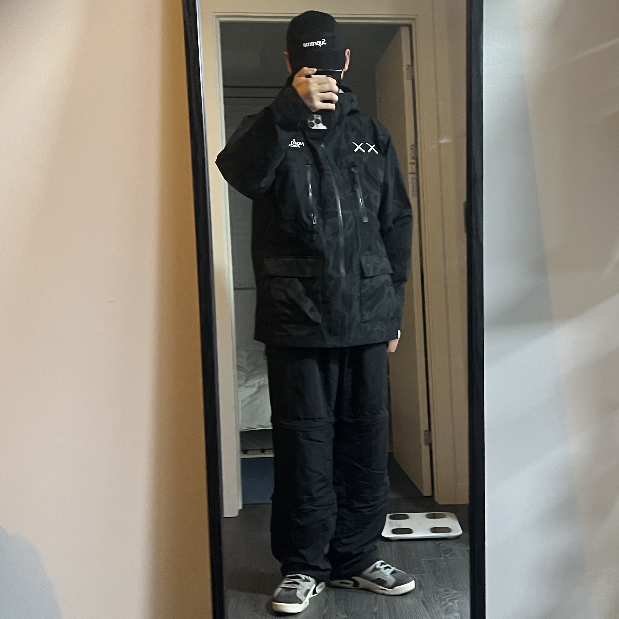 The North Face x Kaws Freeride Jacket Black Dragline Print 착용 스타일