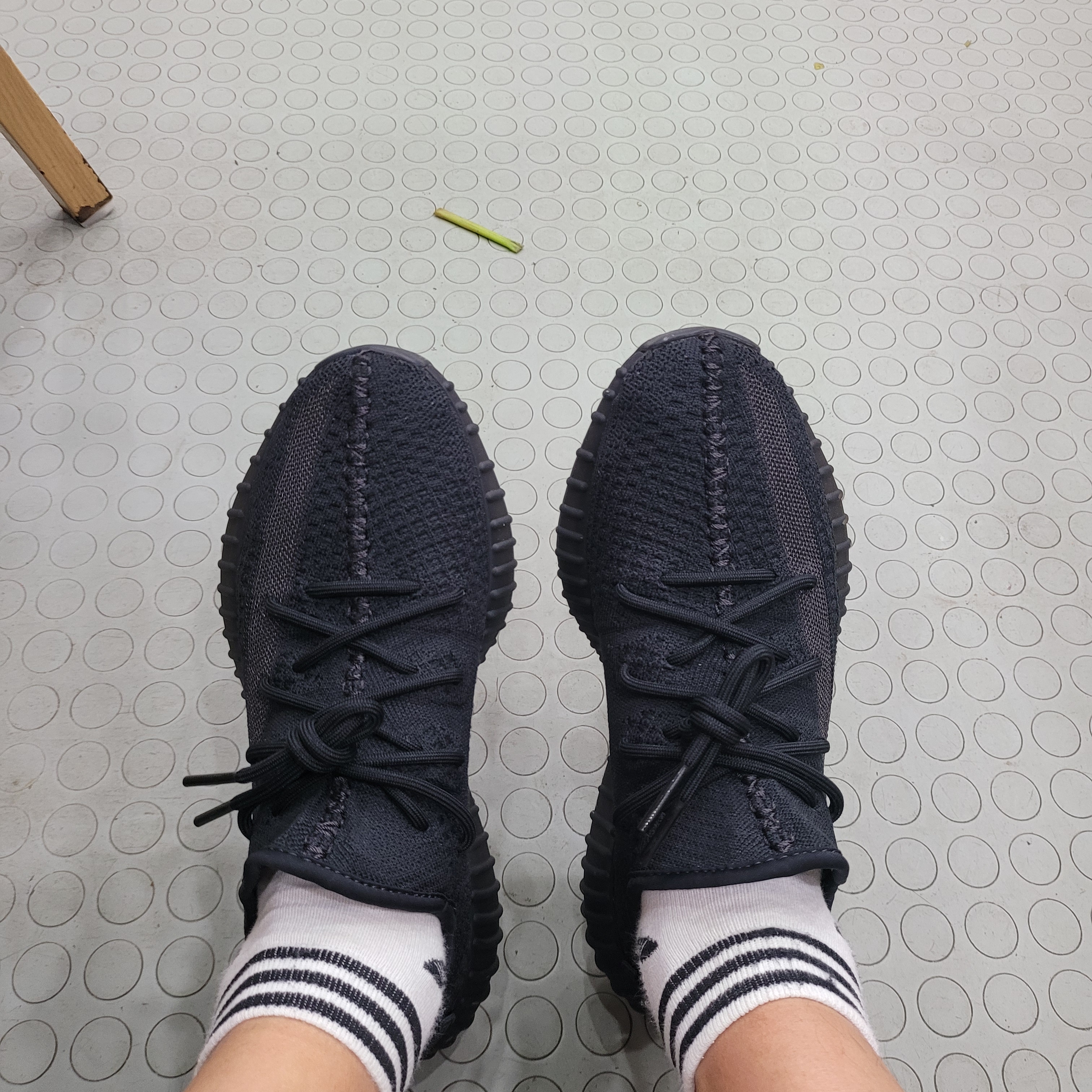 Adidas Yeezy Boost 350 V2 Onyx 착용 스타일 - 1