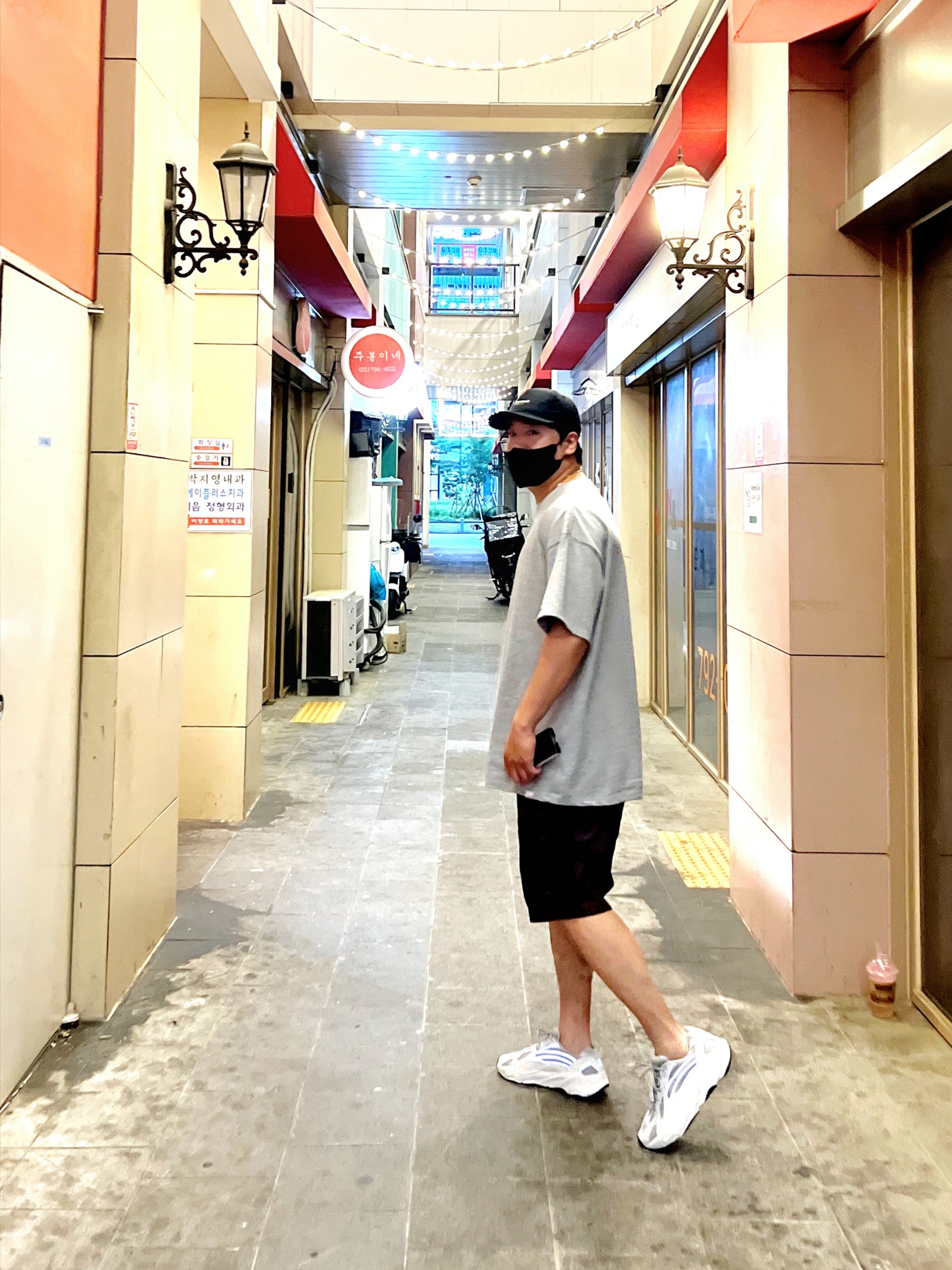 Adidas Yeezy Boost 700 V2 Static 2022, Essentials x New Era Retro Crown Strapback Black 착용 스타일