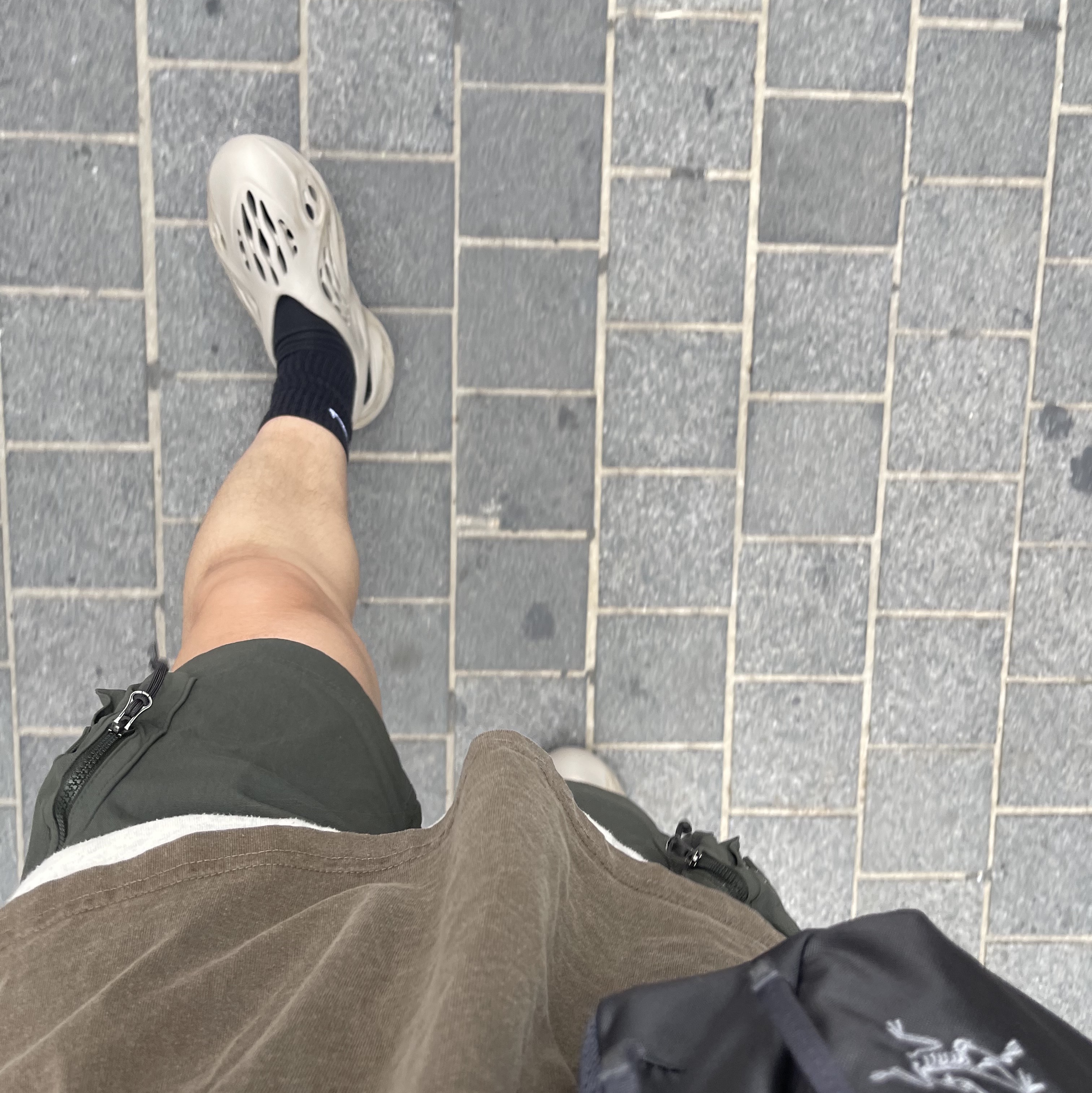 Stussy Surf Tomb Pigment Dyed T-Shirt Coffee, Nike ACG Cargo Shorts Sequoia - Asia 착용 스타일 - 2