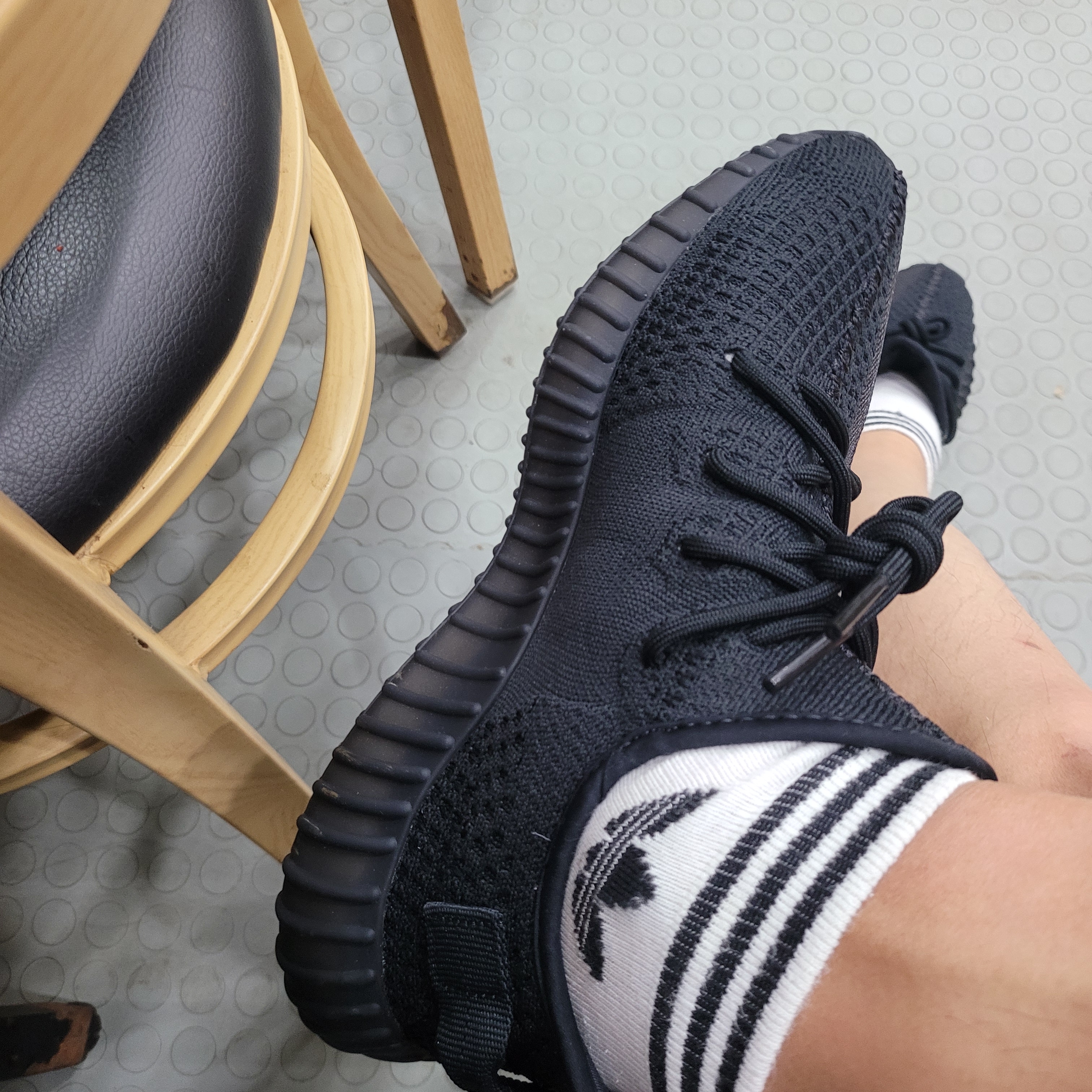 Adidas Yeezy Boost 350 V2 Onyx 착용 스타일 - 2