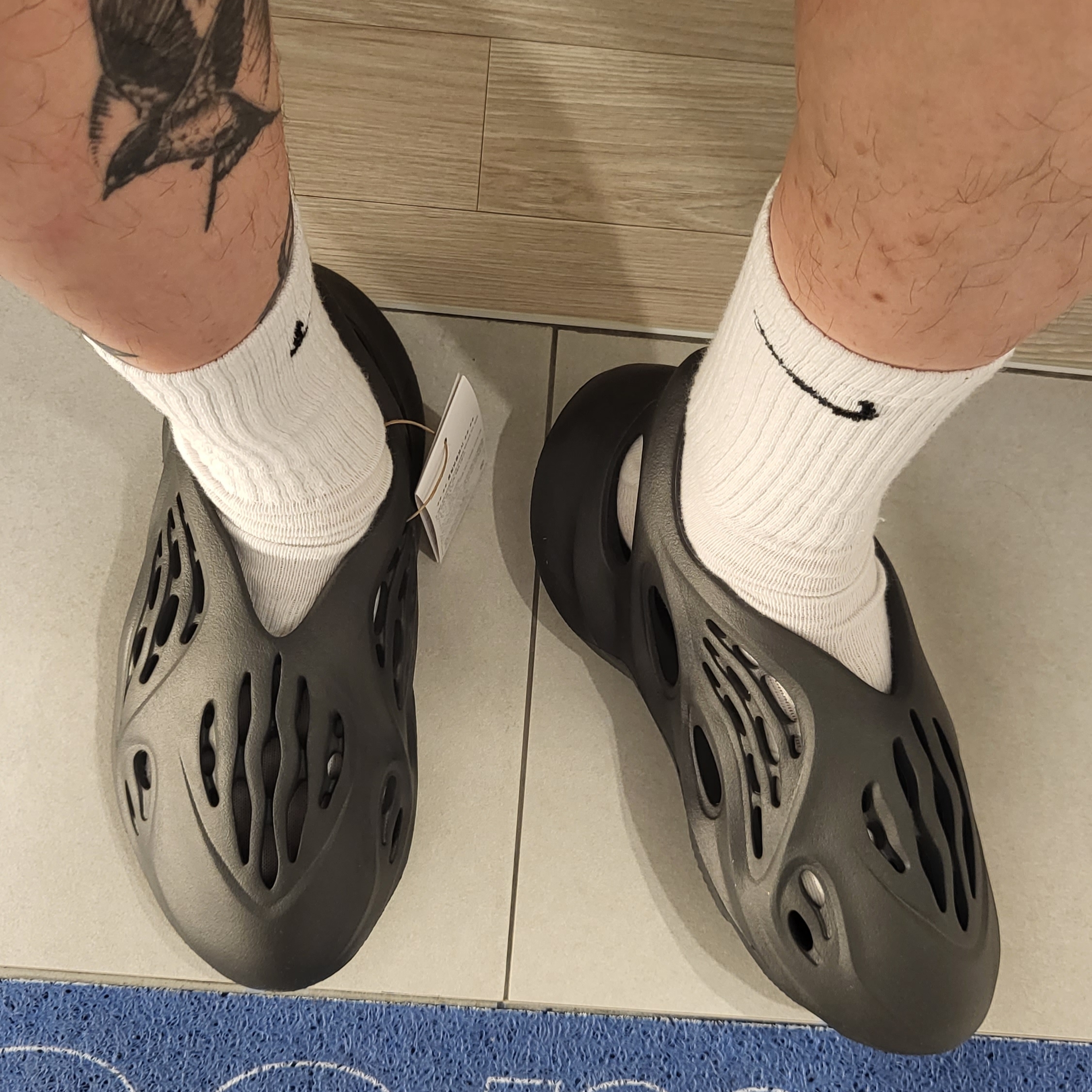 Adidas Yeezy Foam RNNR Onyx 착용 스타일