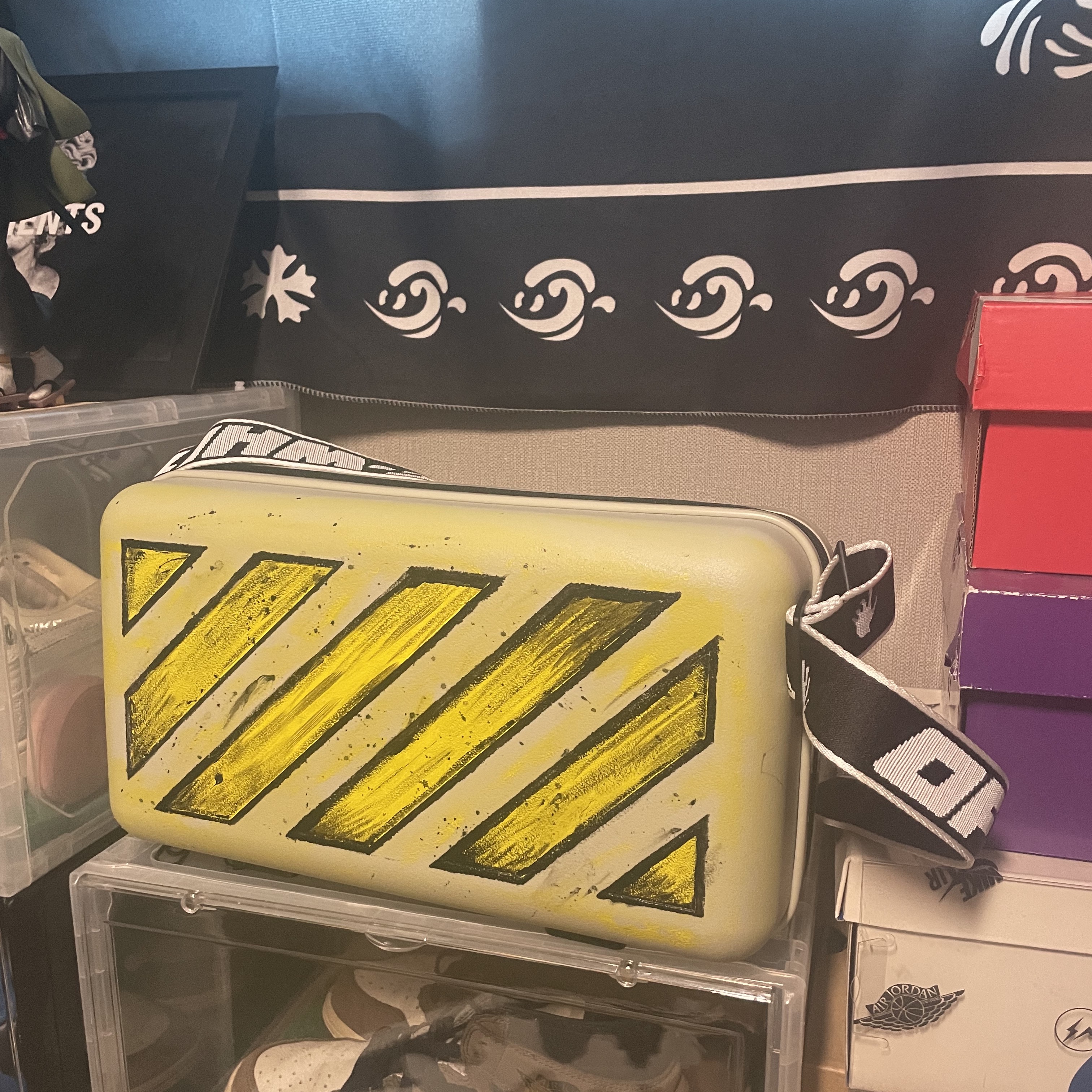 Off-White x Amore Pacific Protection Box (Without Cosmetics) 착용 스타일