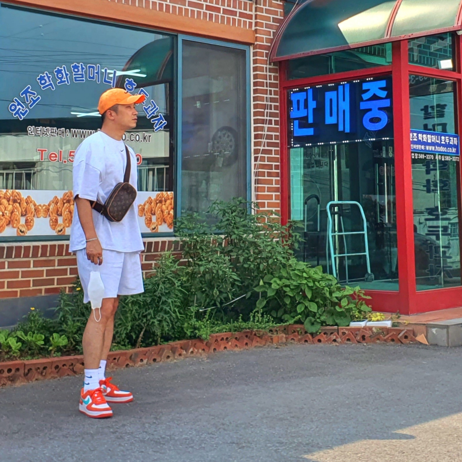 Nike Air Force 1 '07 LV8 Athletic Club Rush Orange Washed Teal, Nike x Matthew M Williams NRG Socks White 착용 스타일 - 1